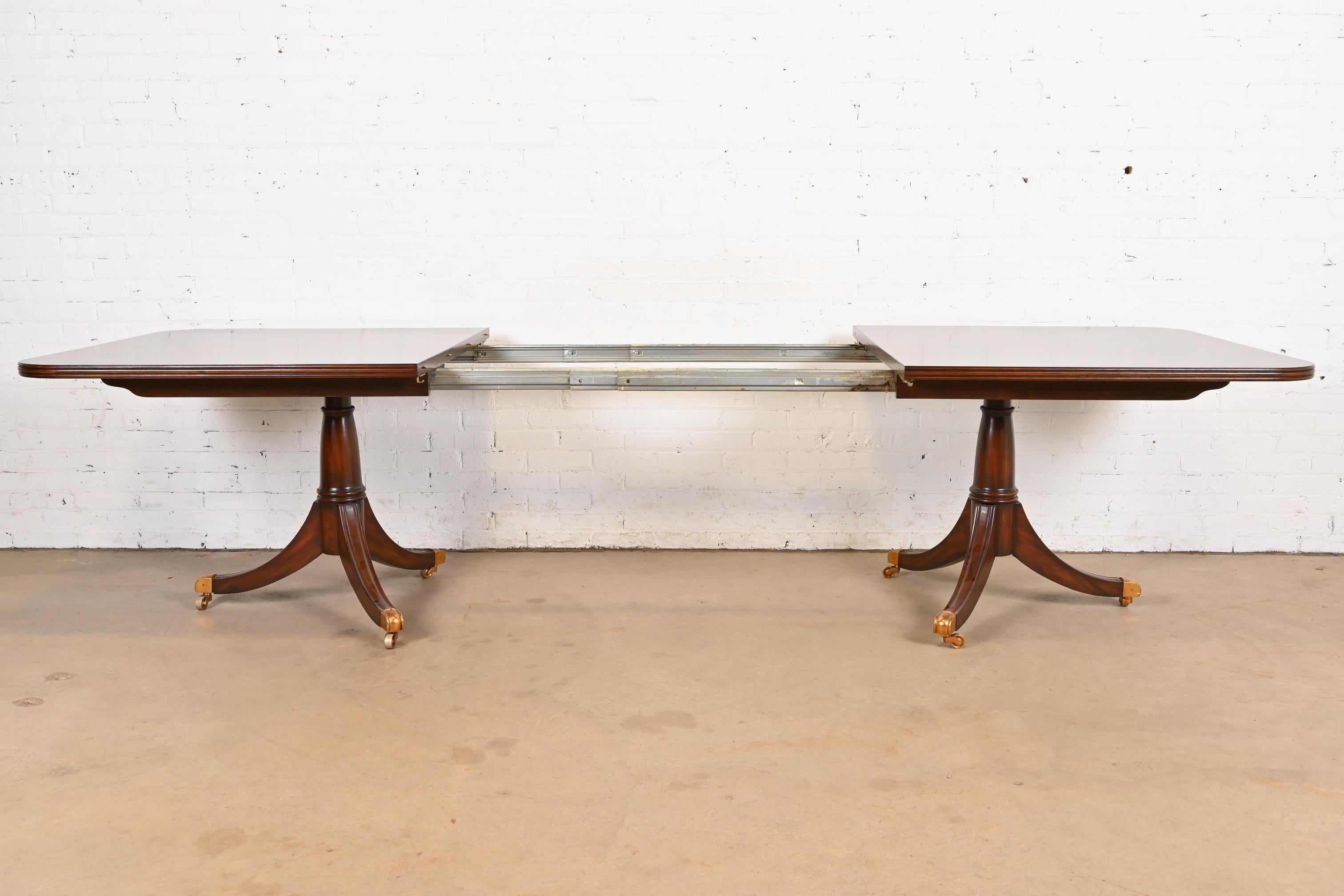 Maitland Smith Georgian Flame Mahogany Double Pedestal Dining Table, Refinished Latón en venta