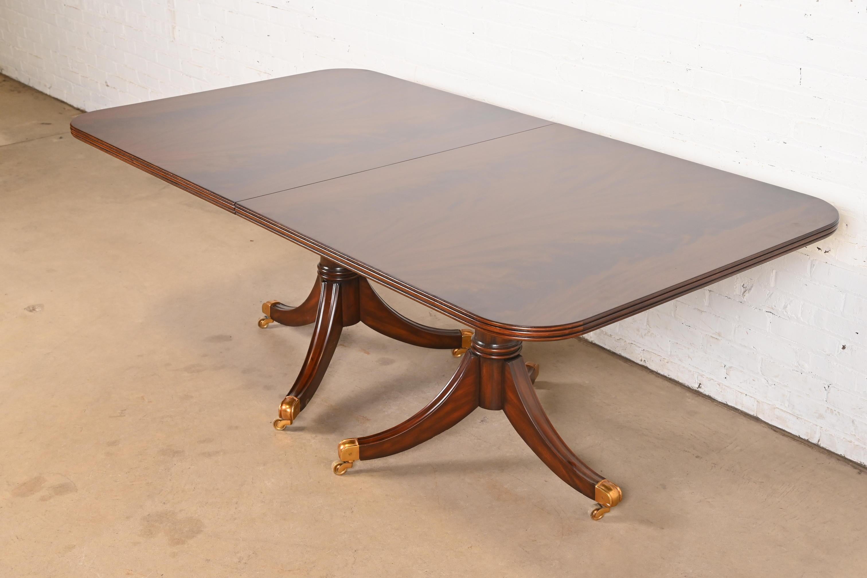 Maitland Smith Georgian Flame Mahogany Double Pedestal Dining Table, Refinished en venta 2