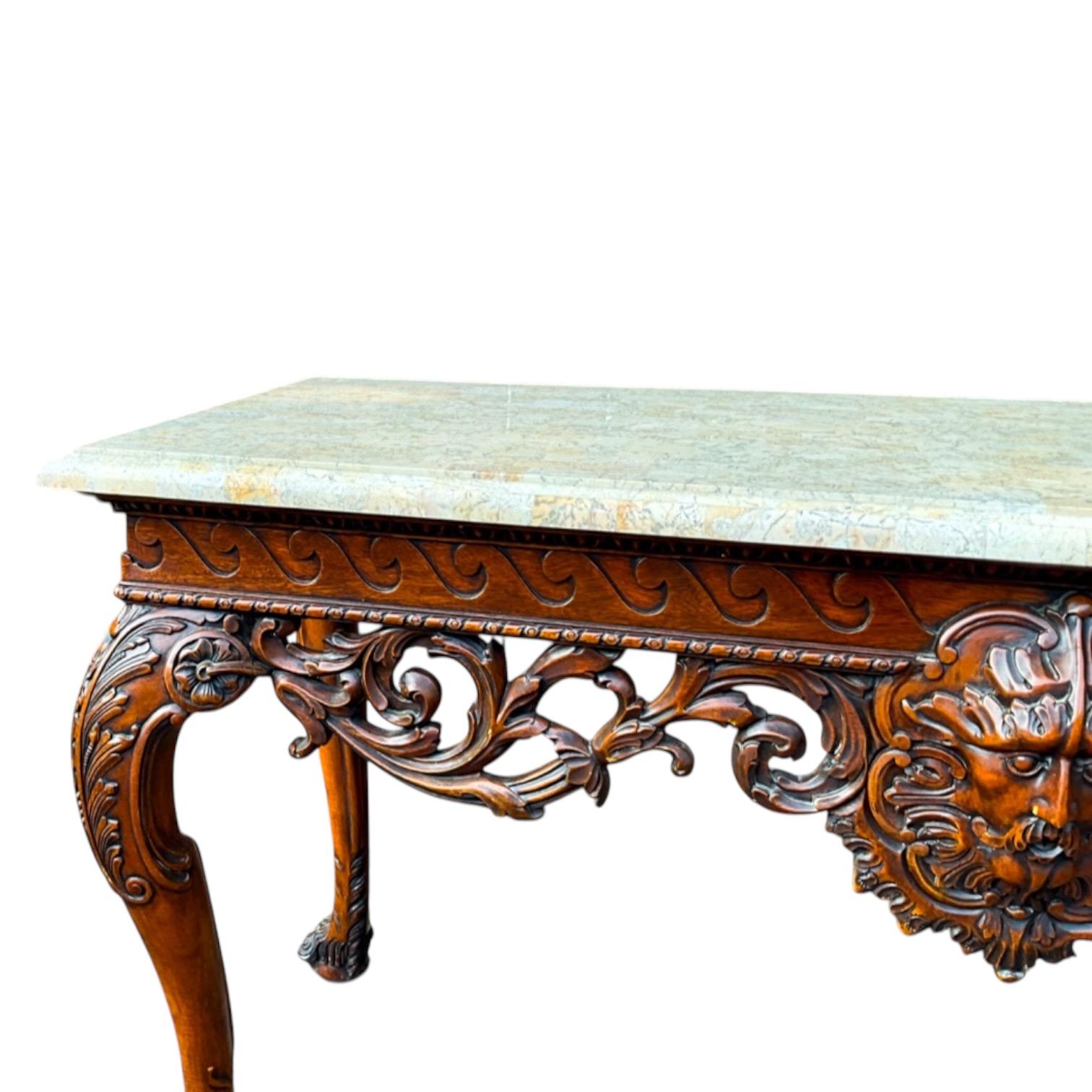 Maitland Smith Konsolentisch im georgianischen Stil aus geschnitztem Obstholz mit Mosaik und Marmor (amerikanisch) im Angebot