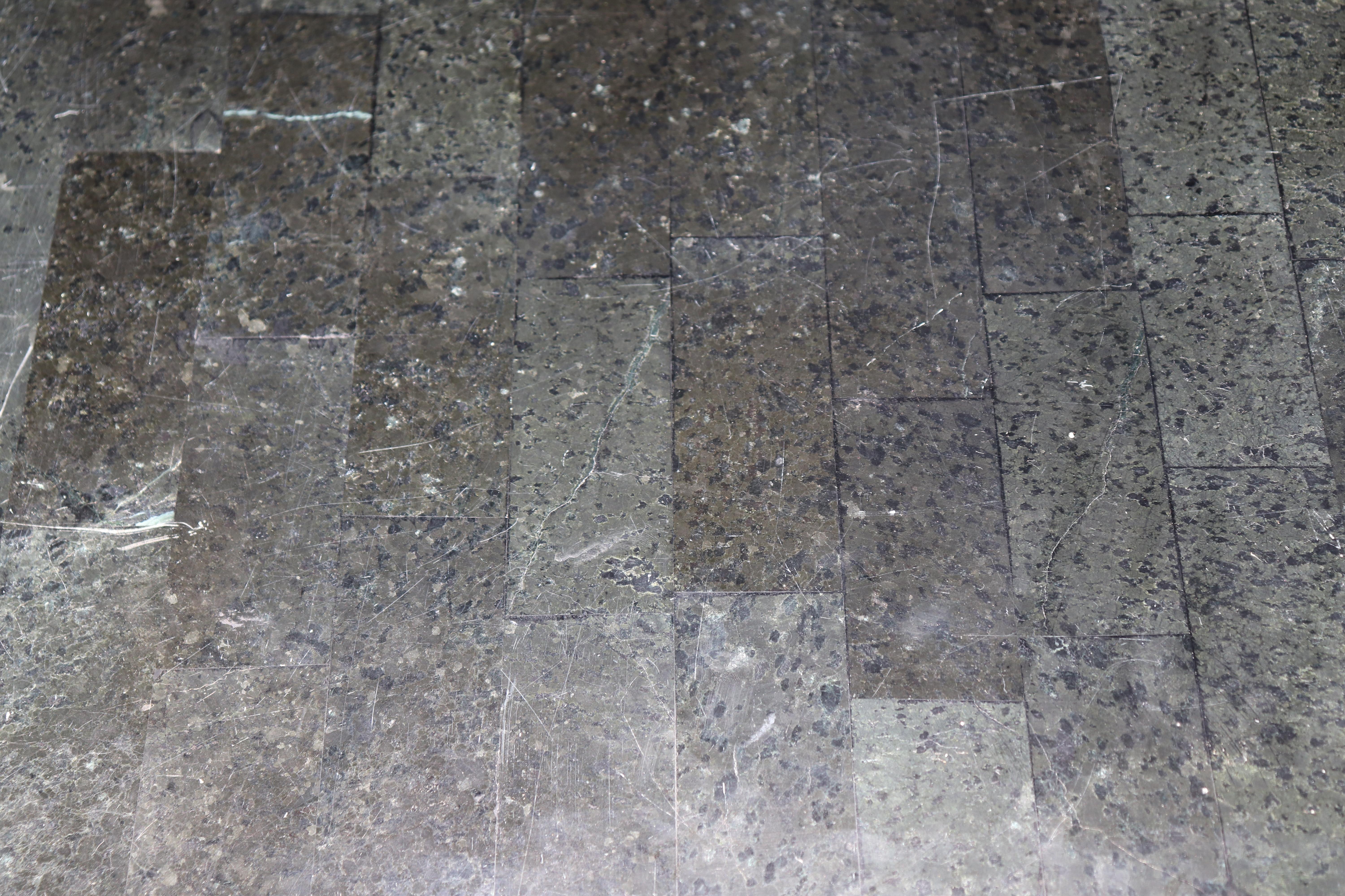 Tavolo da console in stile rococò italiano in marmo tessellato dorato di Maitland Smith in vendita 7