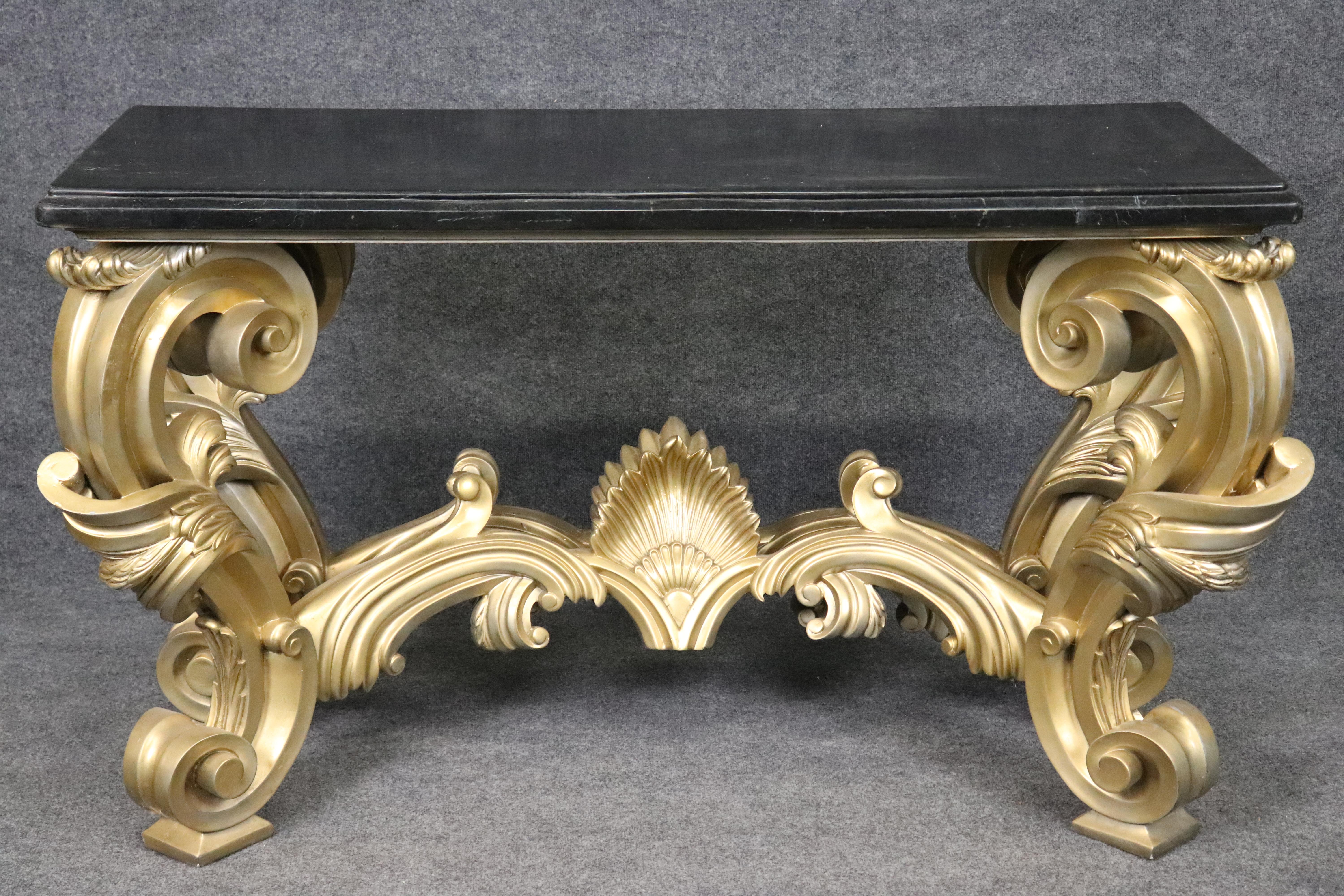 Si tratta di una fantastica consolle in oro attribuita a Maitland Smith in stile rococò italiano. La struttura del tavolo è realizzata in legno intagliato con una superficie dorata e presenta lievi segni di usura sulla superficie dorata nelle aree