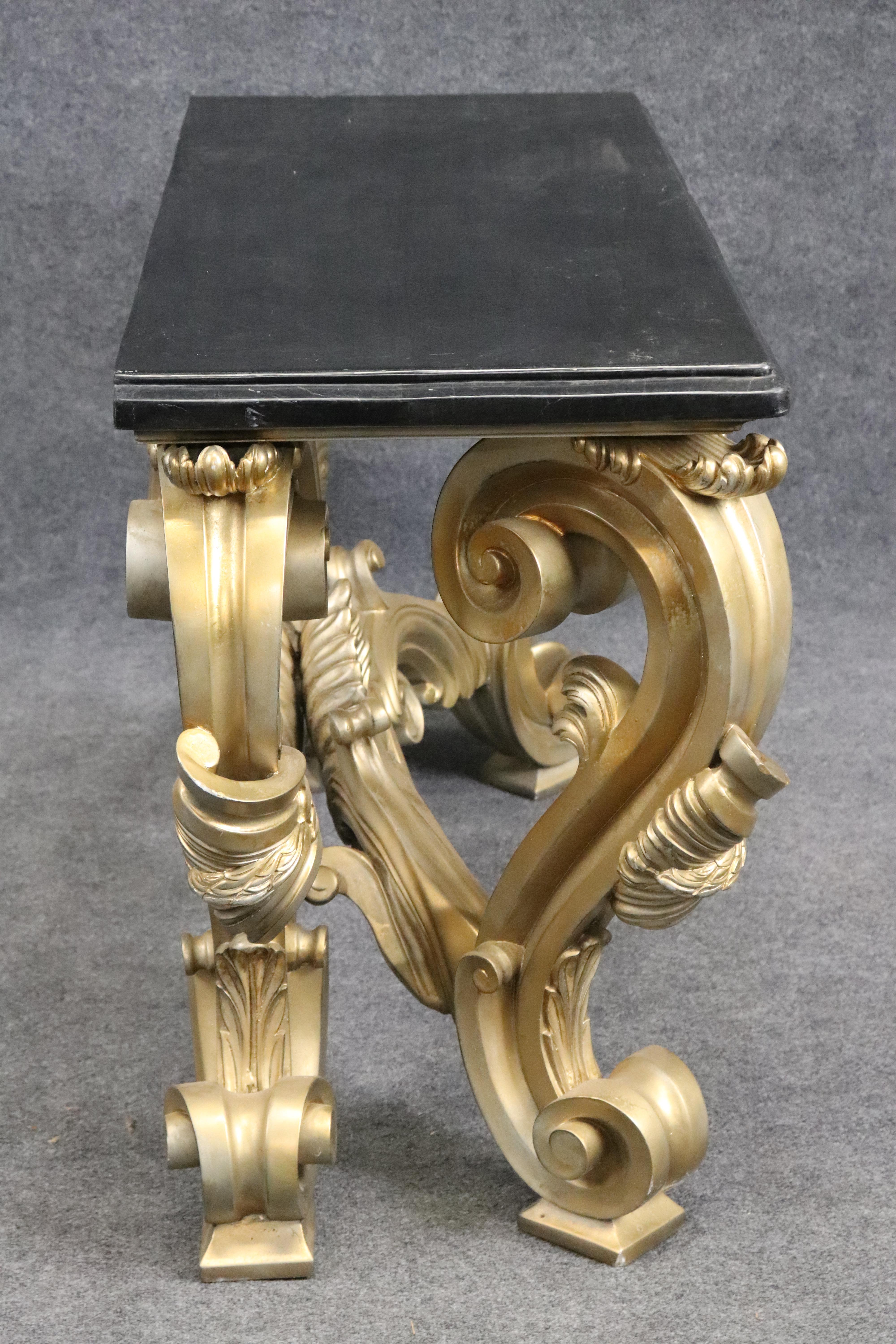 Rococò Tavolo da console in stile rococò italiano in marmo tessellato dorato di Maitland Smith in vendita