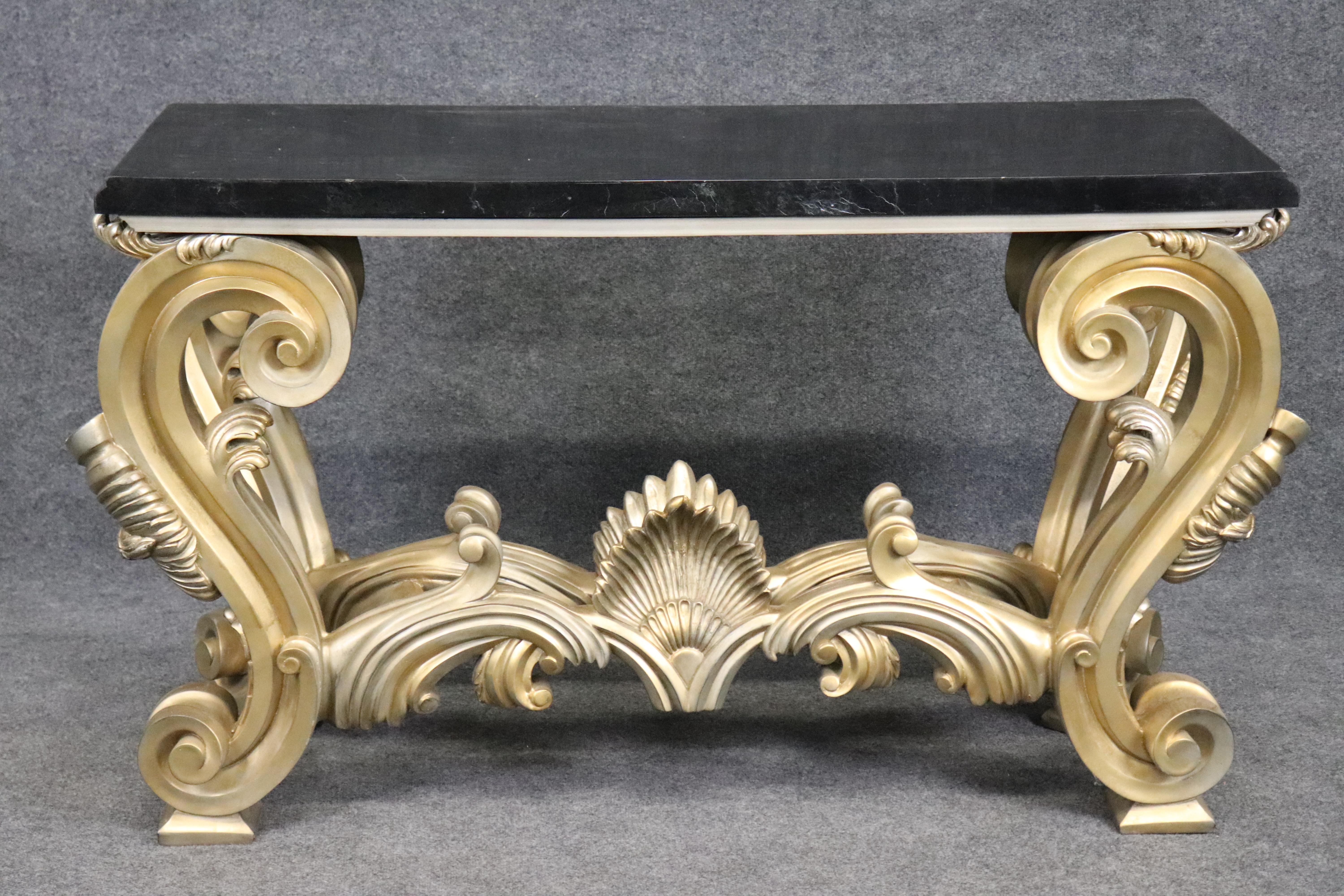 Sconosciuto Tavolo da console in stile rococò italiano in marmo tessellato dorato di Maitland Smith in vendita