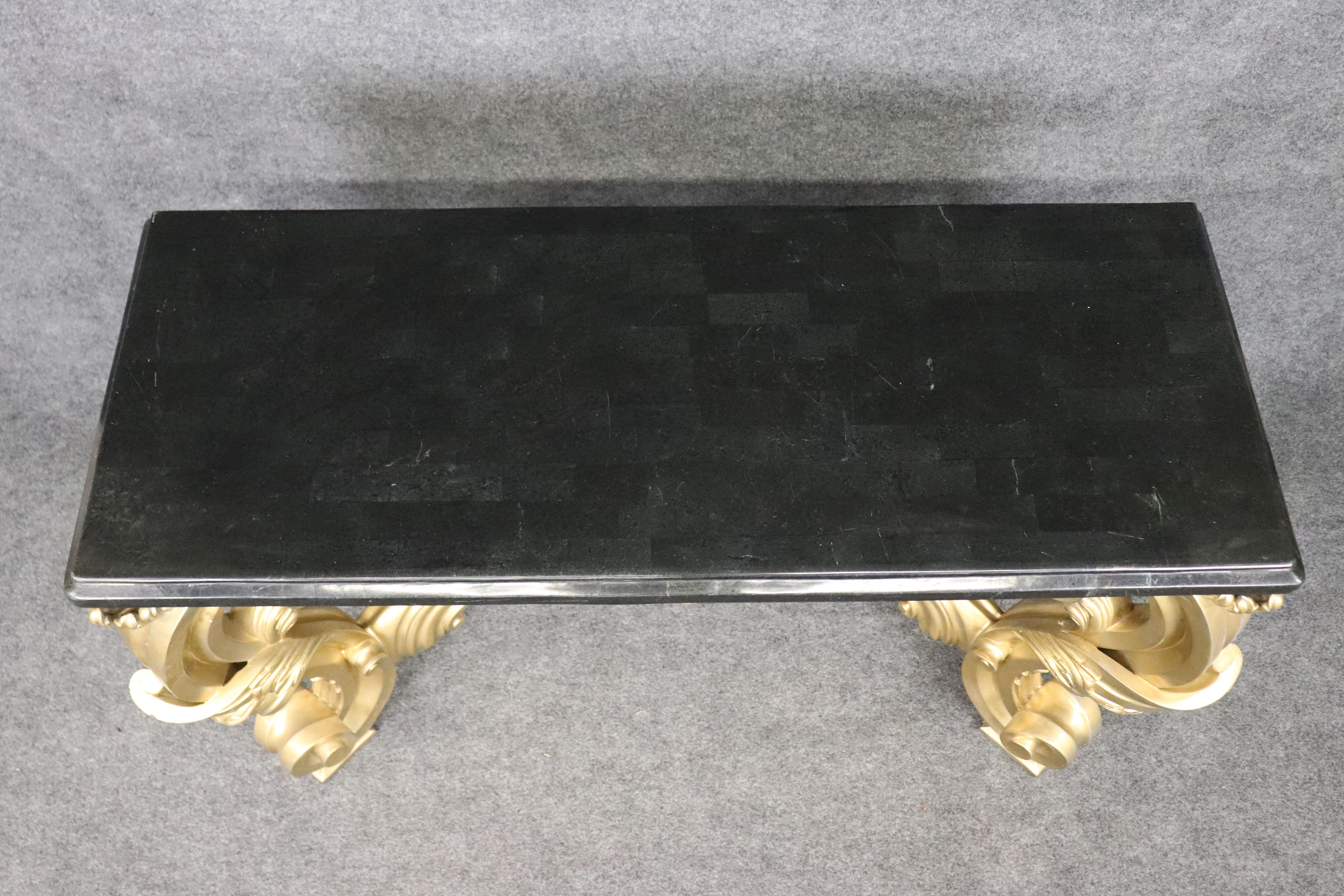 XXI secolo e contemporaneo Tavolo da console in stile rococò italiano in marmo tessellato dorato di Maitland Smith in vendita