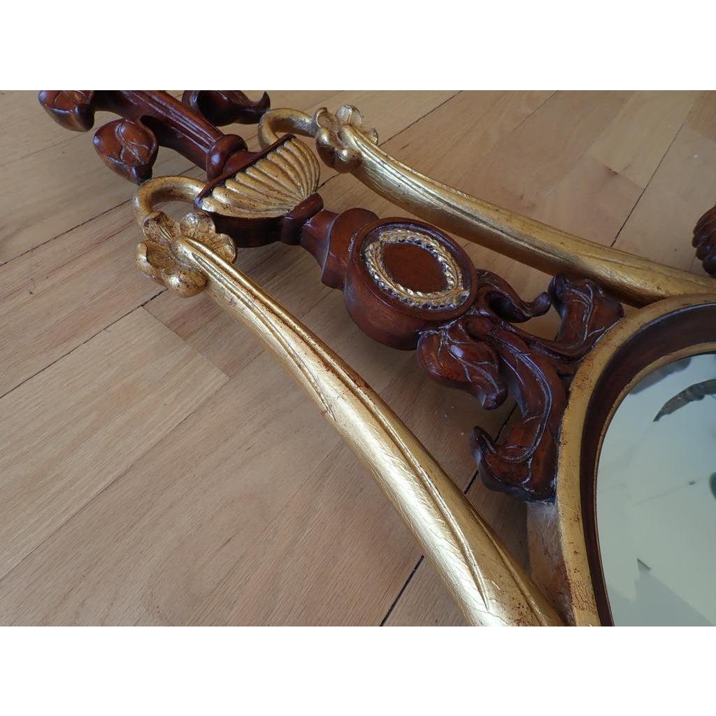 Maitland-Smith Vergoldeter handgeschnitzter klassischer Mahagoni-Spiegel im Zustand „Gut“ im Angebot in Norwood, NJ