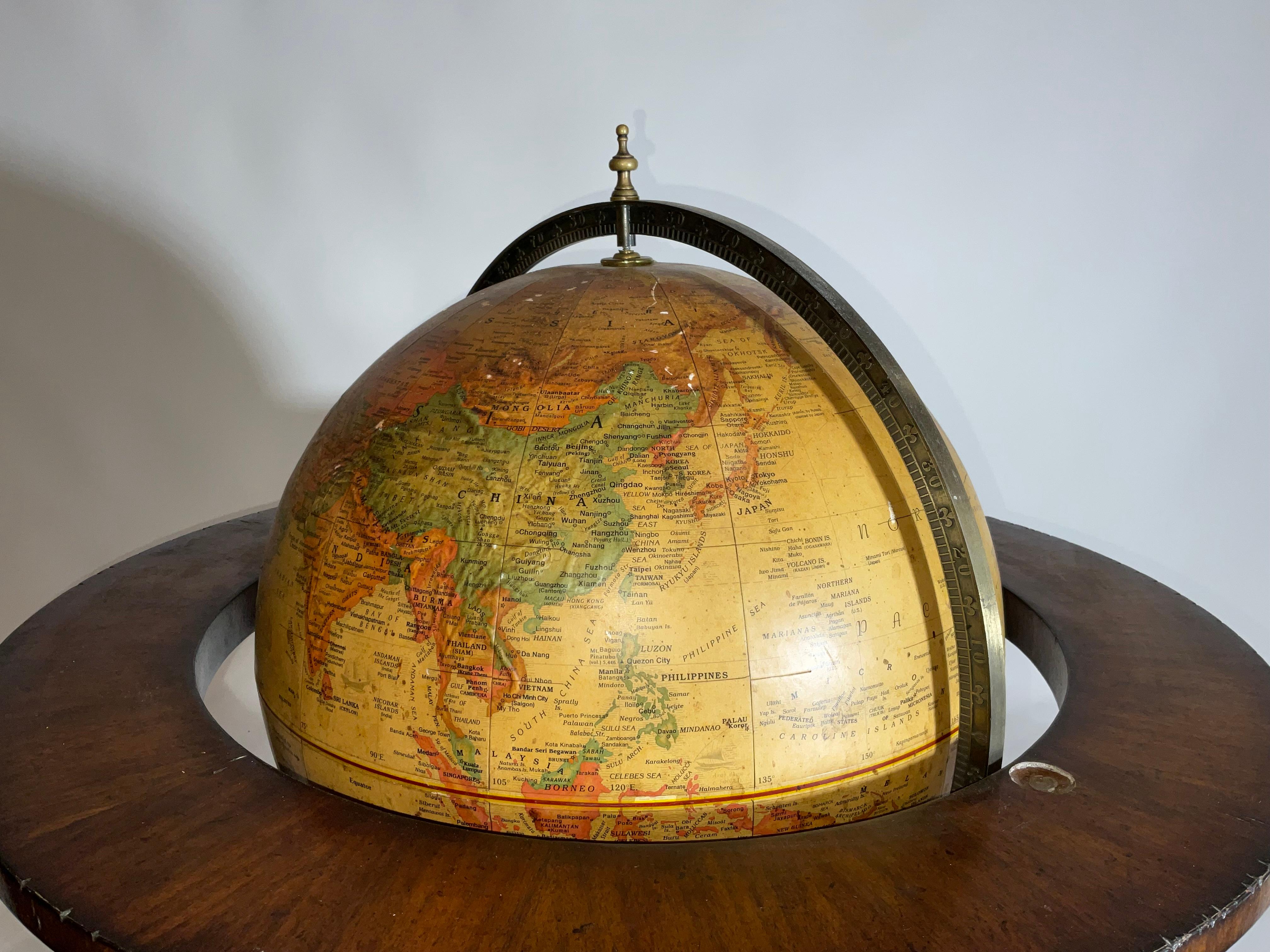 Globe terrestre de Maitland Smith sur Stand en vente 10