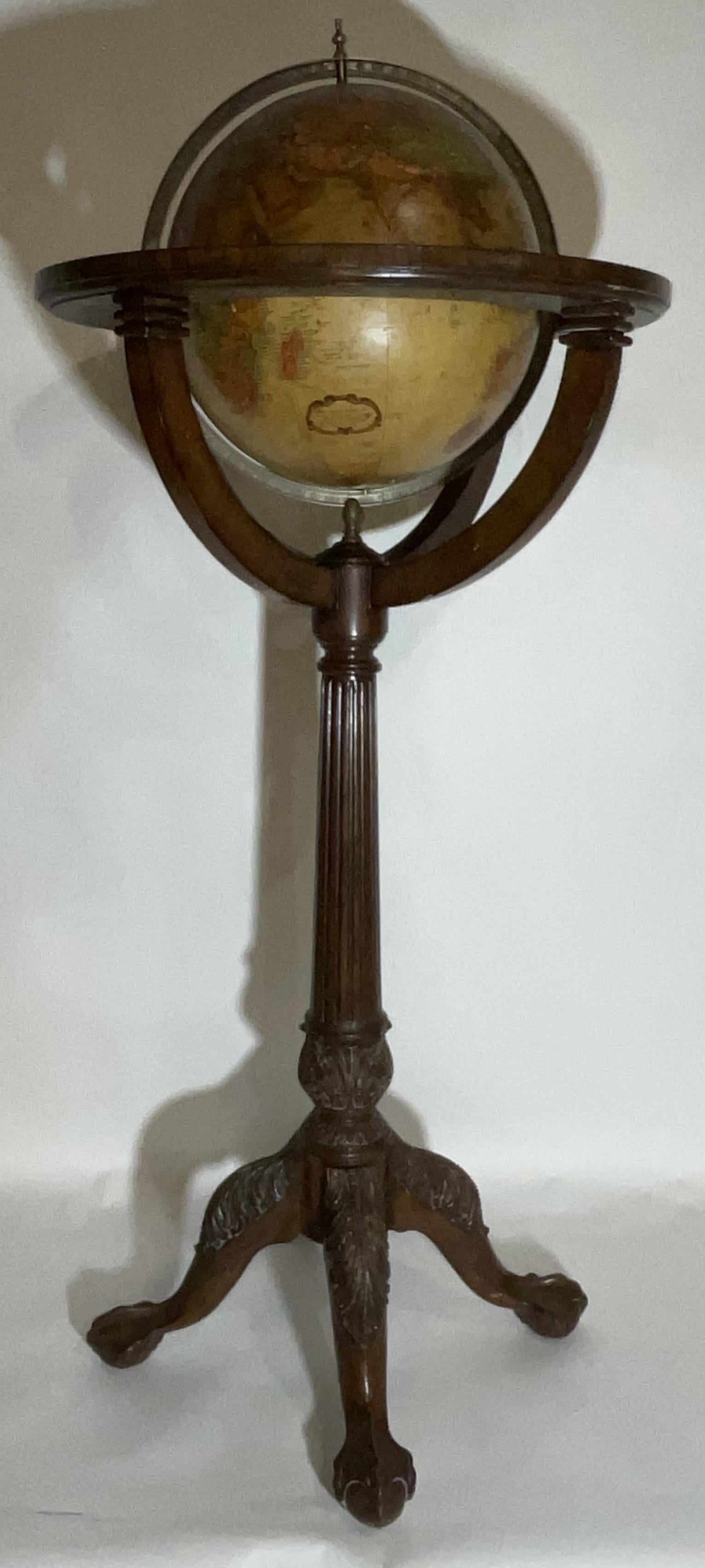 Globe terrestre avec bande d'horizon en laiton. La base du piédestal est sculptée de façon complexe et les pieds sont en forme de boule et de griffe. Assez détaillé. Par le célèbre Maitland Smith, le globe lui-même provient de Replogle. 62