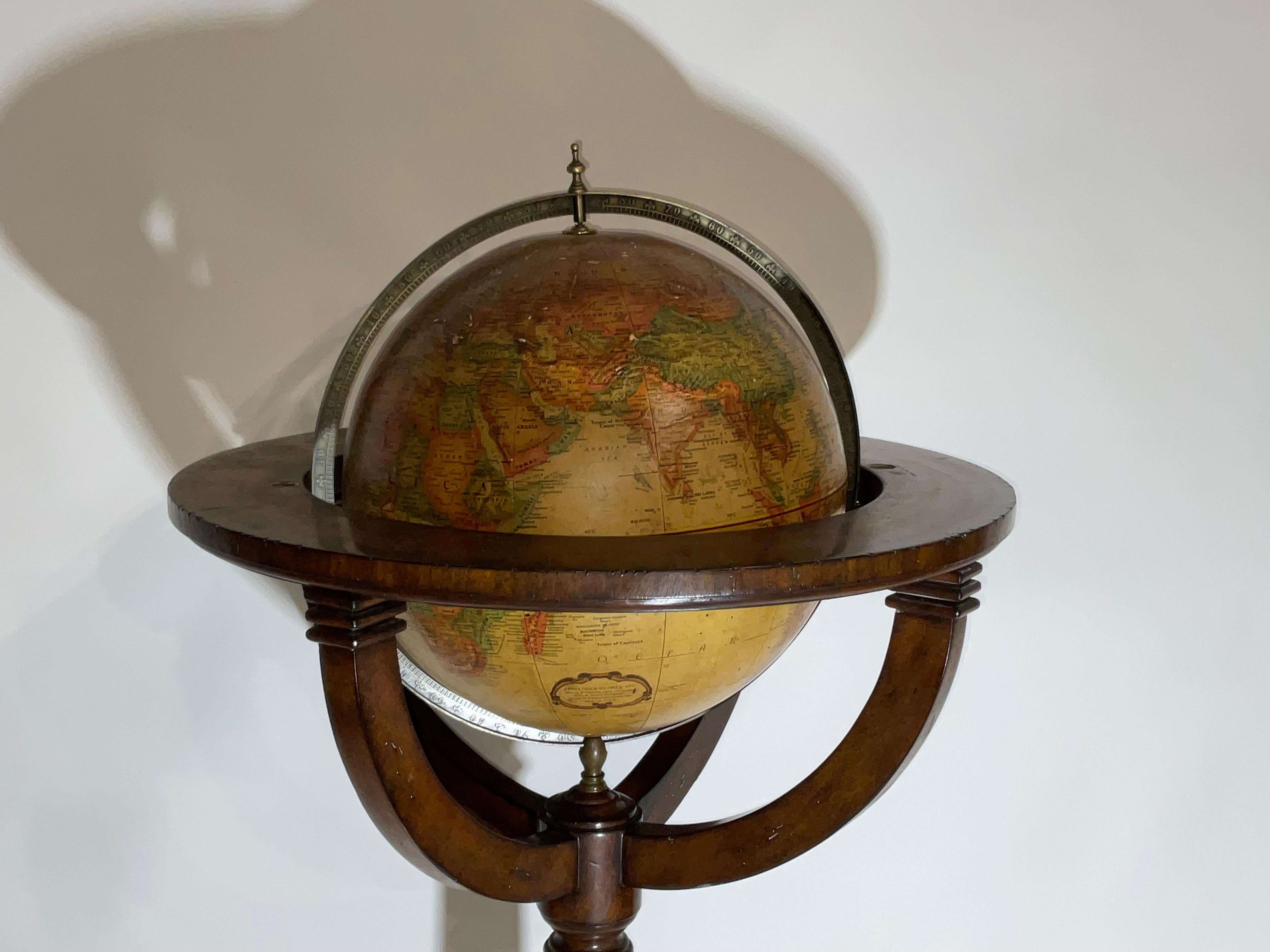 Globe terrestre de Maitland Smith sur Stand Bon état - En vente à Norwell, MA