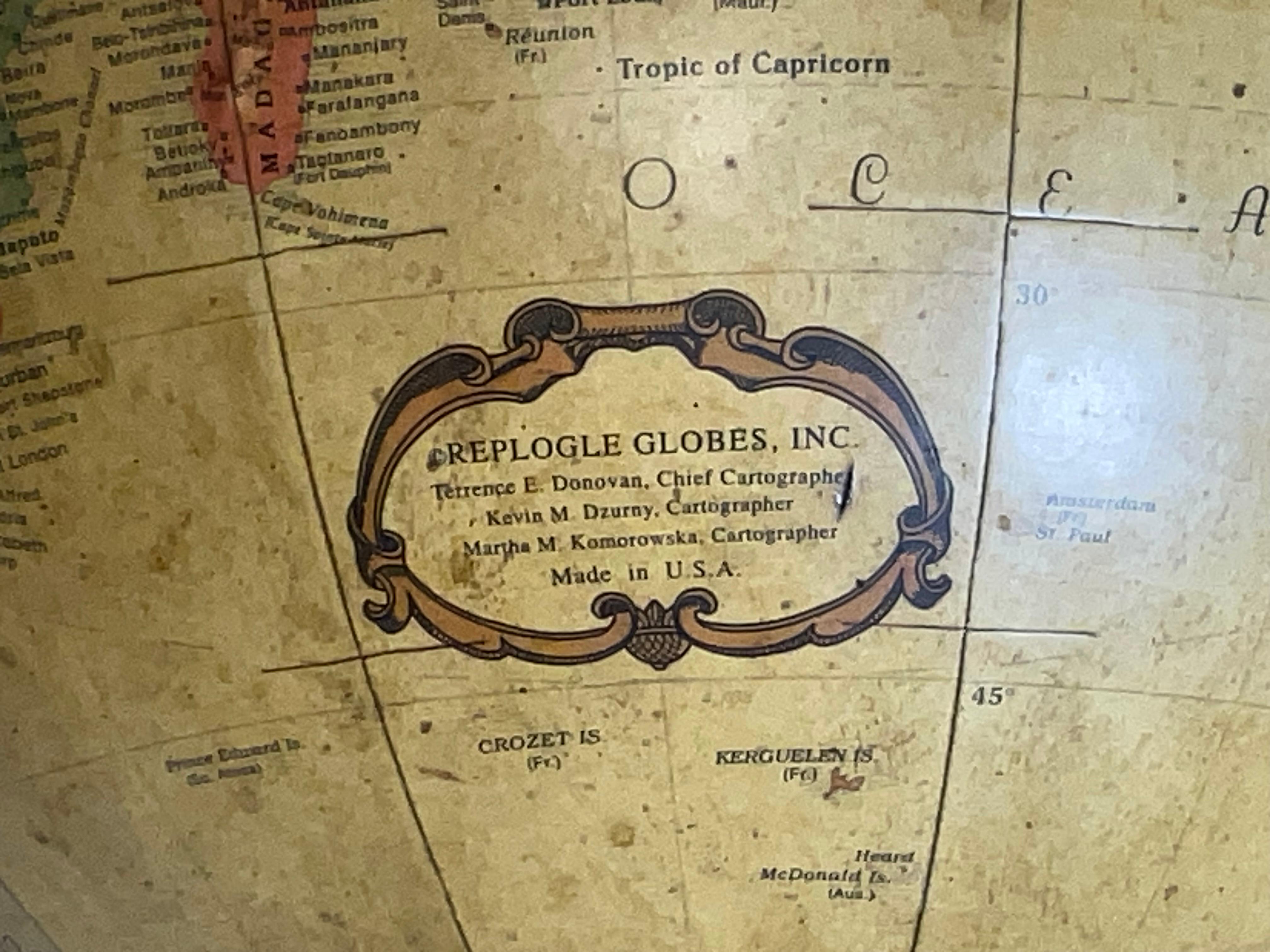 Bois Globe terrestre de Maitland Smith sur Stand en vente