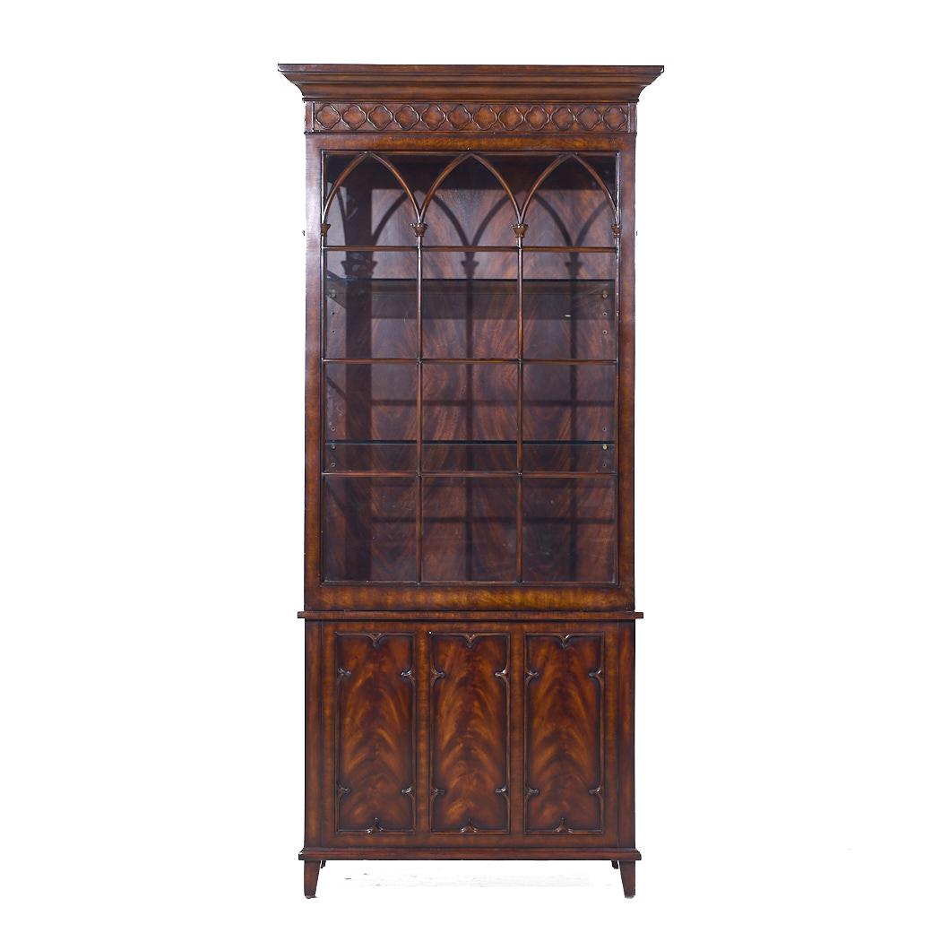 Mobile libreria in mogano di Maitland Smith Gothic Revival

Questo mobile per le porcellane misura: 39 di larghezza x 17,75 di profondità x 84,5 di altezza

Scattiamo le nostre foto in uno studio a illuminazione controllata per mostrare il maggior