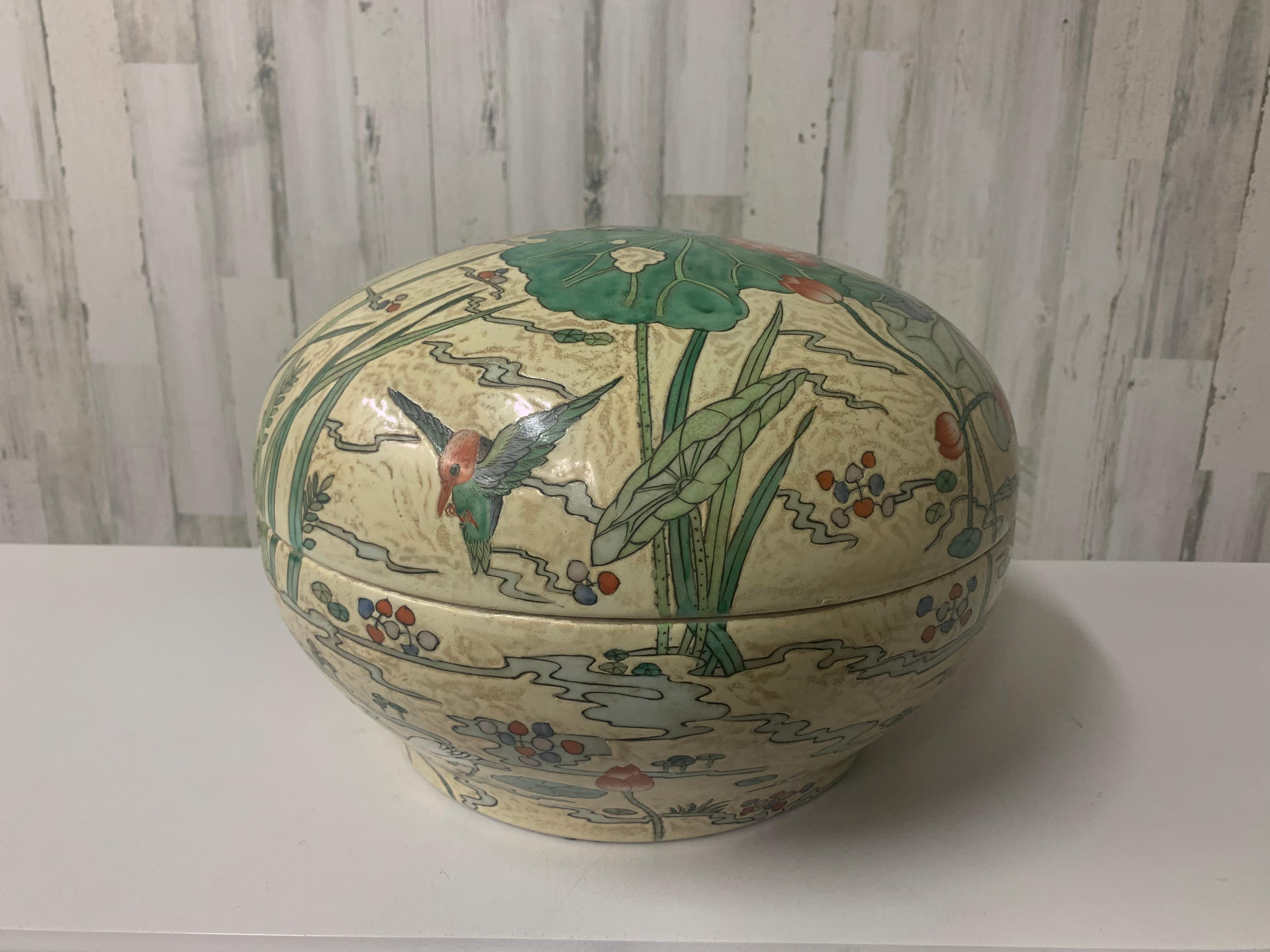 Cineserie Maitland Smith, grande ciotola asiatica decorativa coperta dipinta a mano in vendita