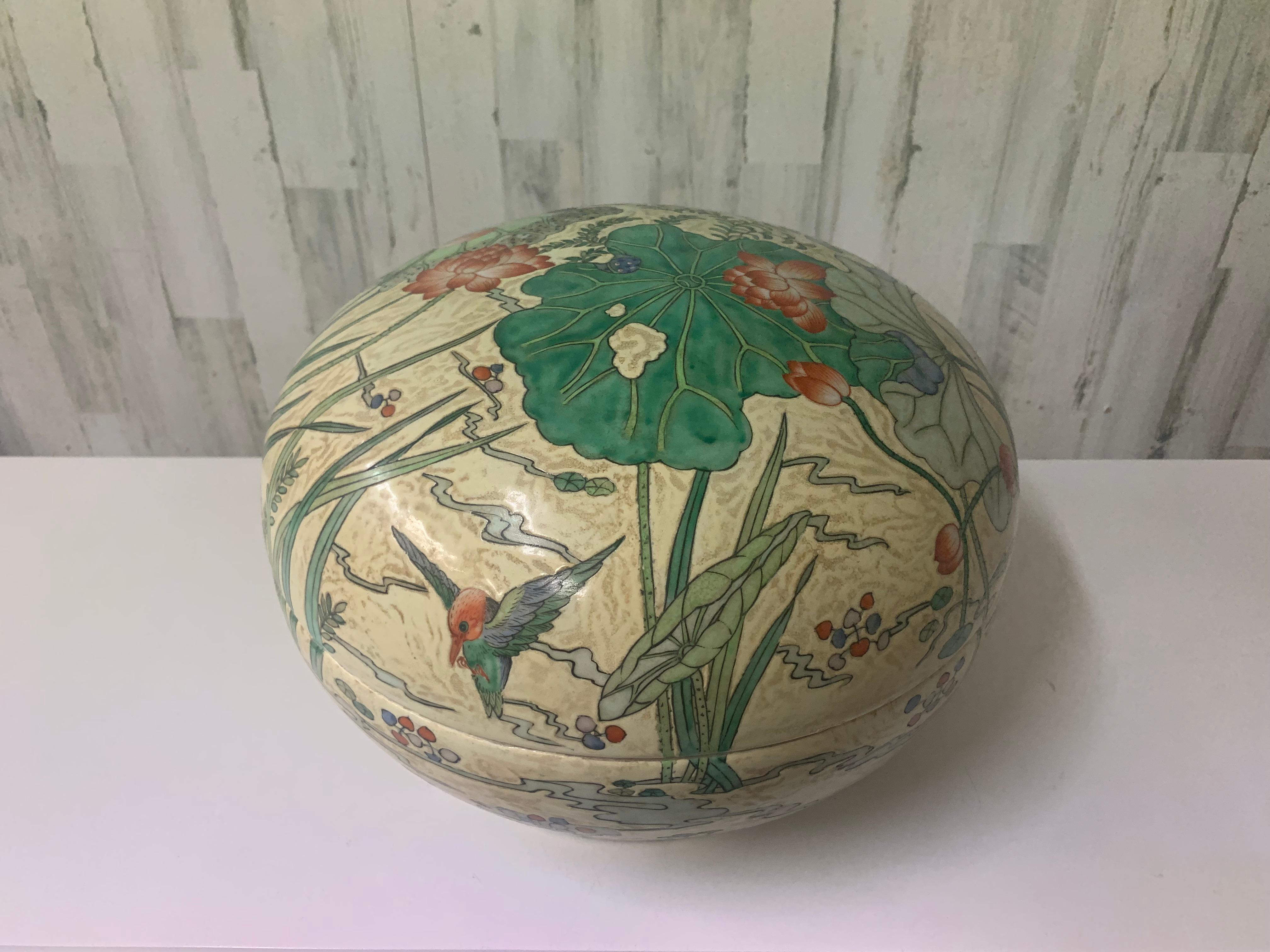 Hong Kong Maitland Smith, grande ciotola asiatica decorativa coperta dipinta a mano in vendita