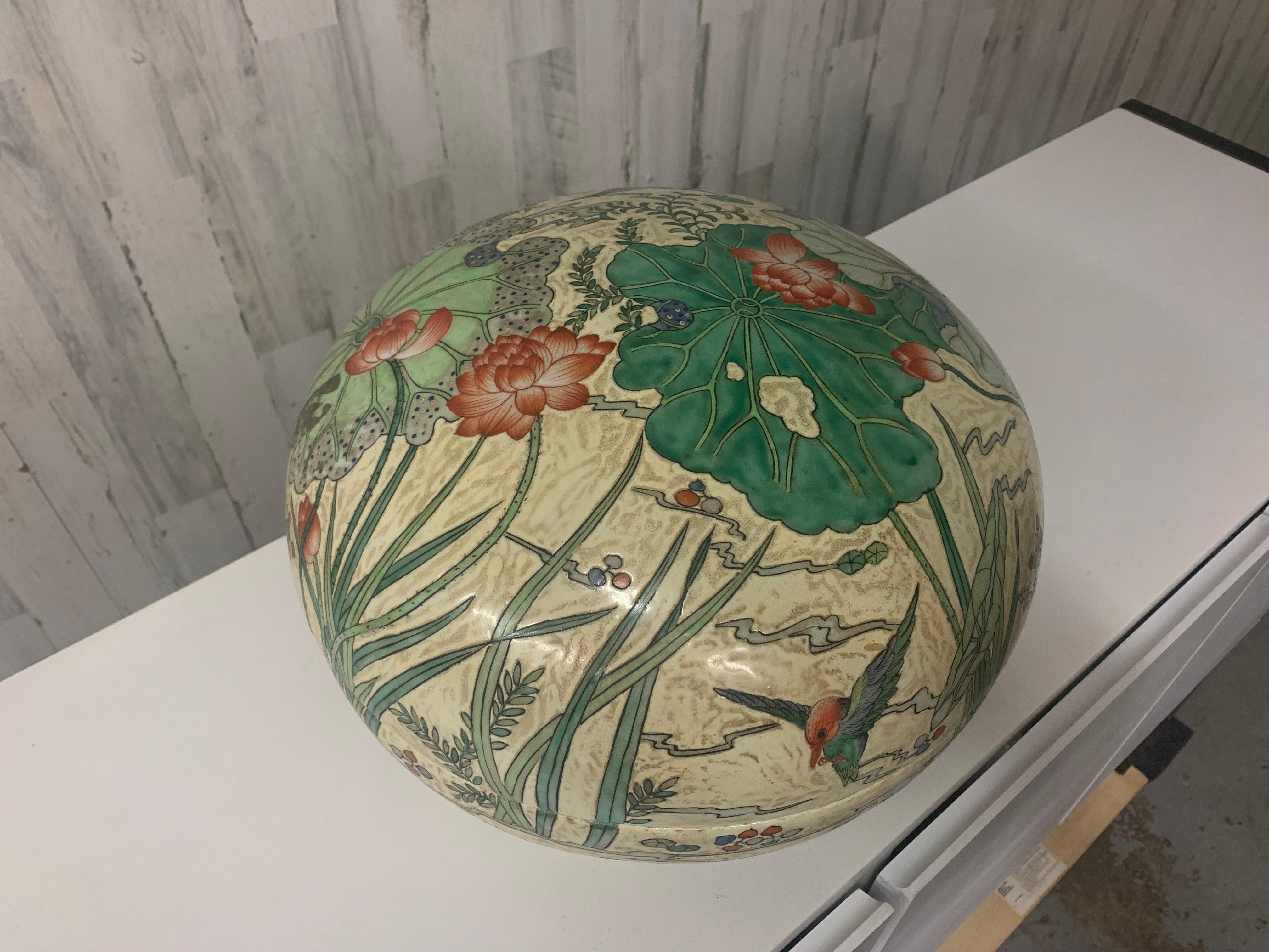 Maitland Smith, grande ciotola asiatica decorativa coperta dipinta a mano In condizioni buone in vendita a Denton, TX