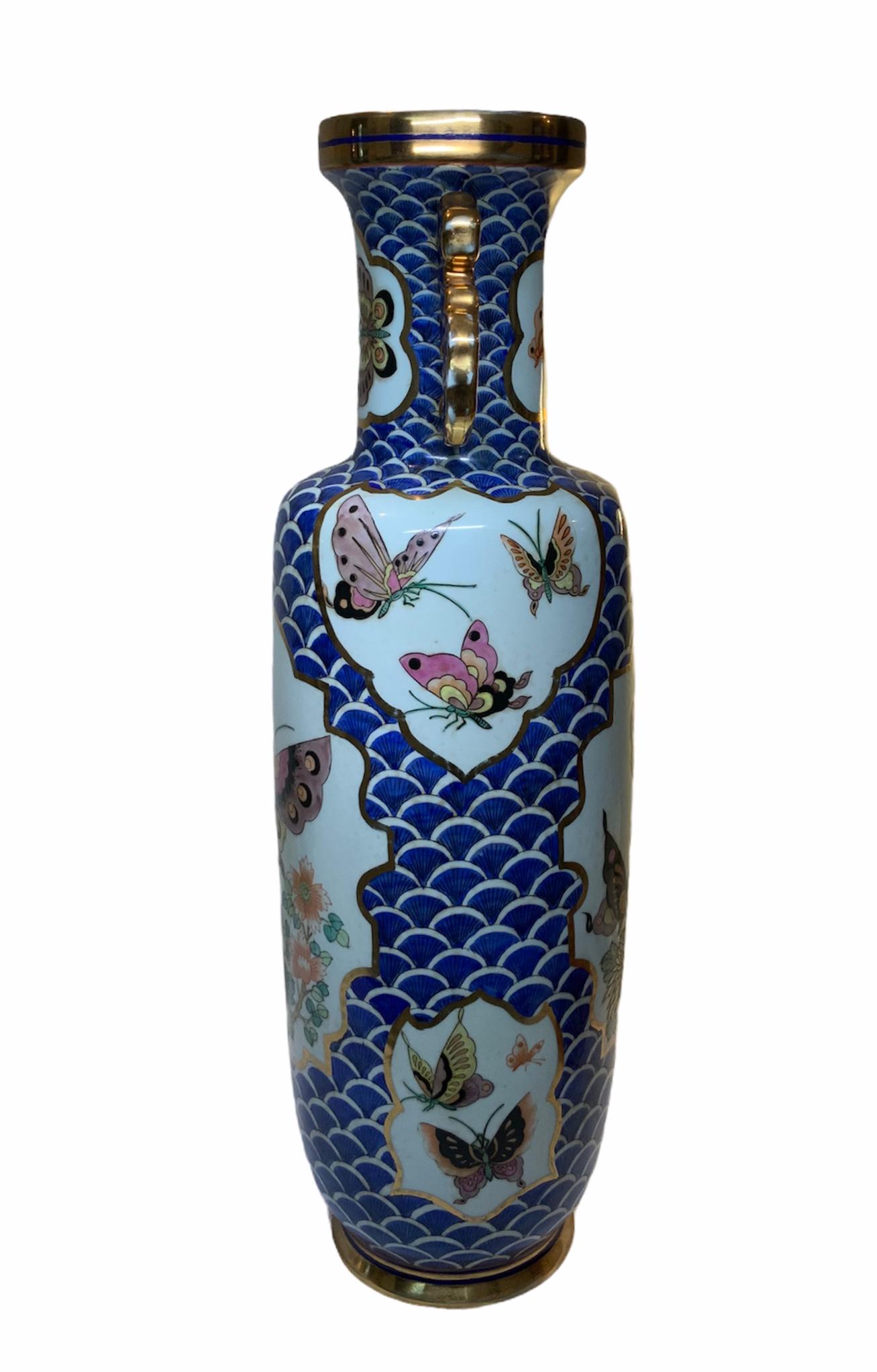 Maitland Smith Hand Painted Porcelain Tall Vase In Good Condition In Guaynabo, PR