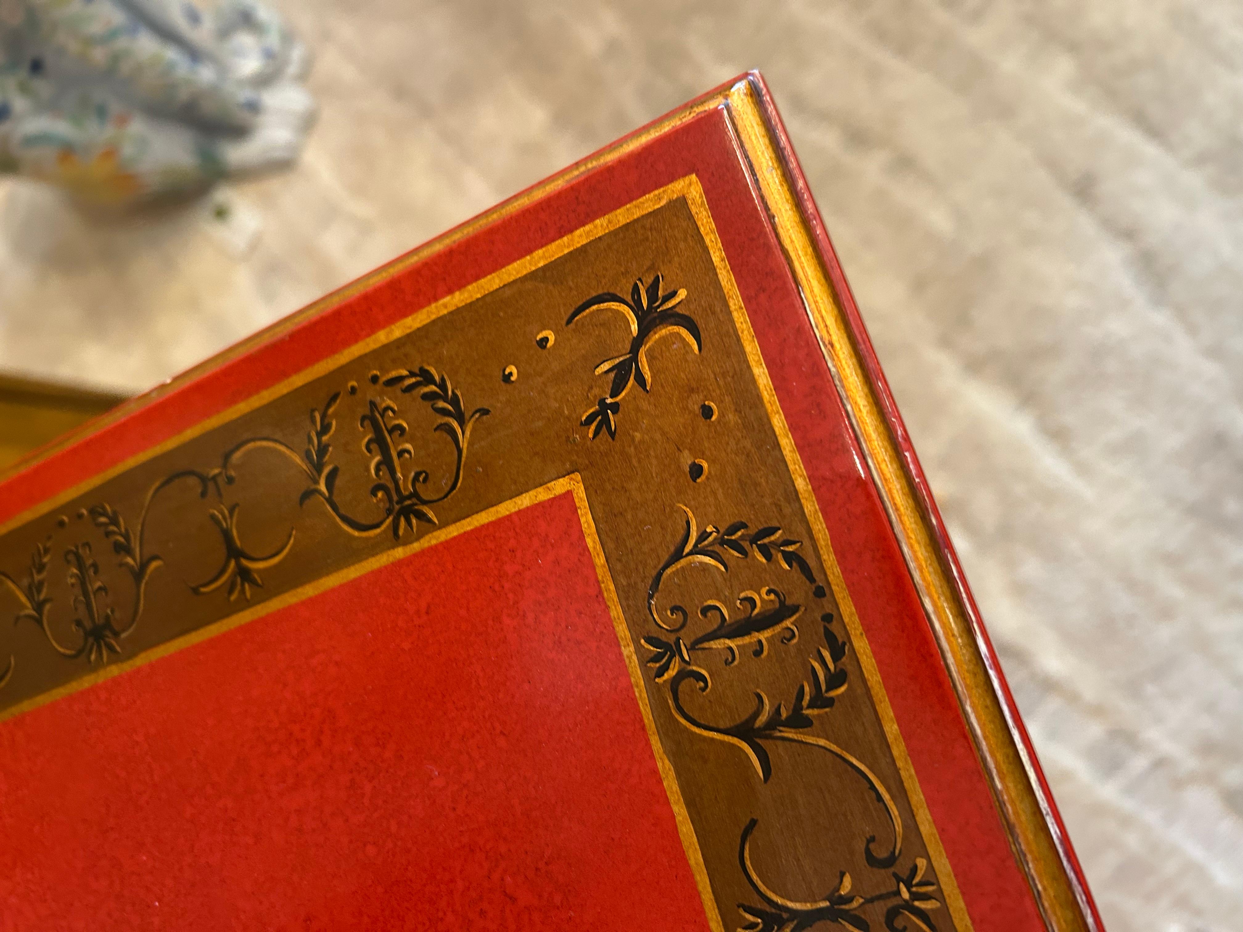 Table d'appoint à motif de lyre rouge peinte à la main Maitland Smith en vente 3
