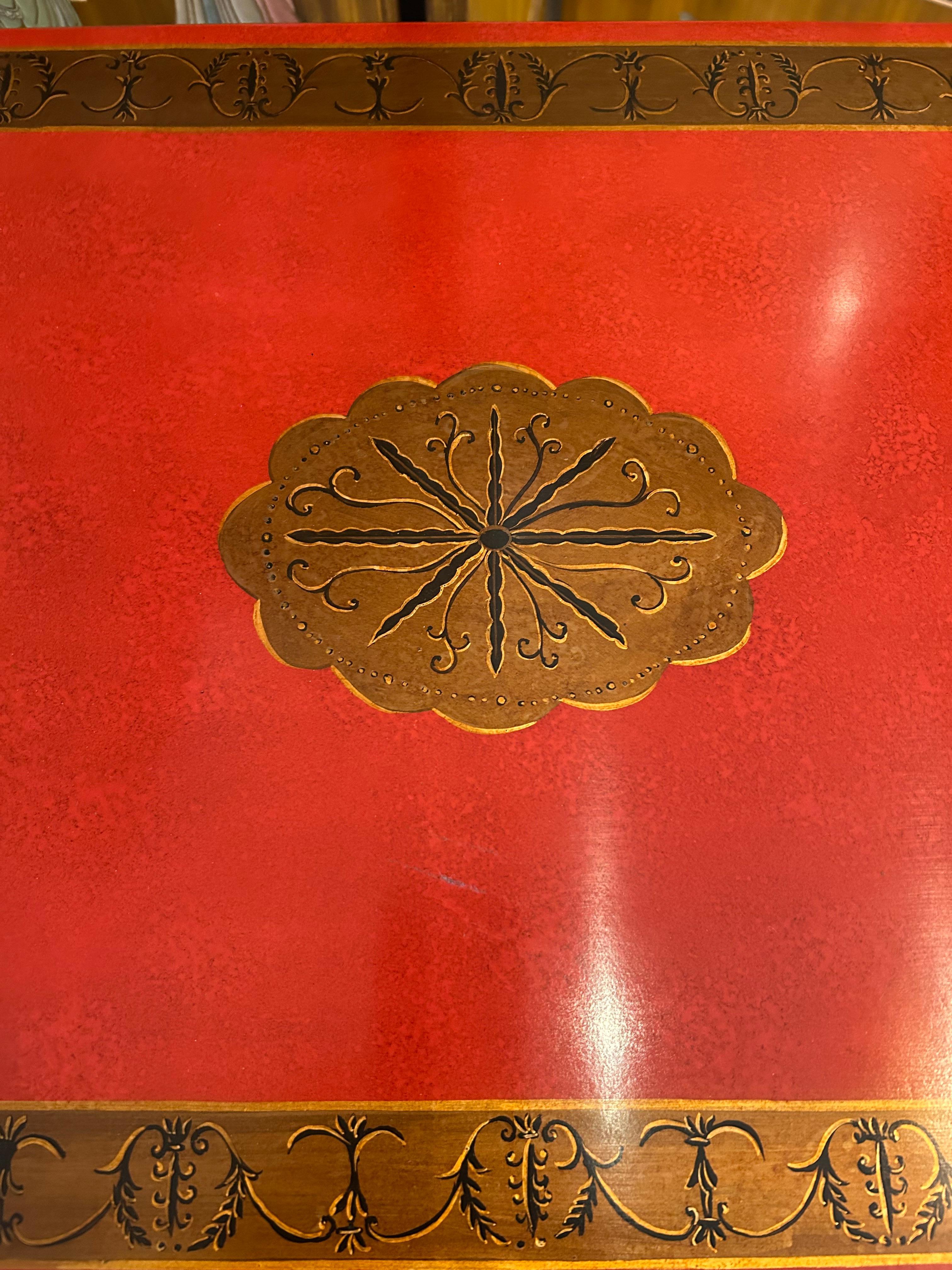 Remarquable table d'appoint peinte à la main en rouge et bronze doré, avec une base décorative en forme de lyre, des 