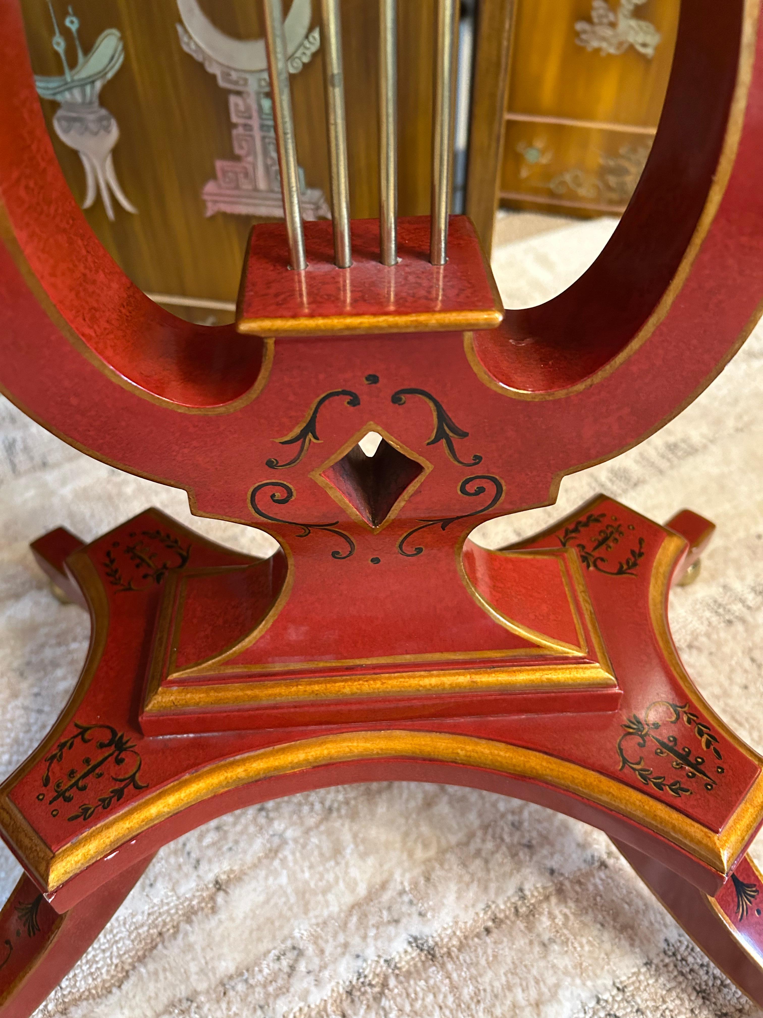 Néoclassique Table d'appoint à motif de lyre rouge peinte à la main Maitland Smith en vente