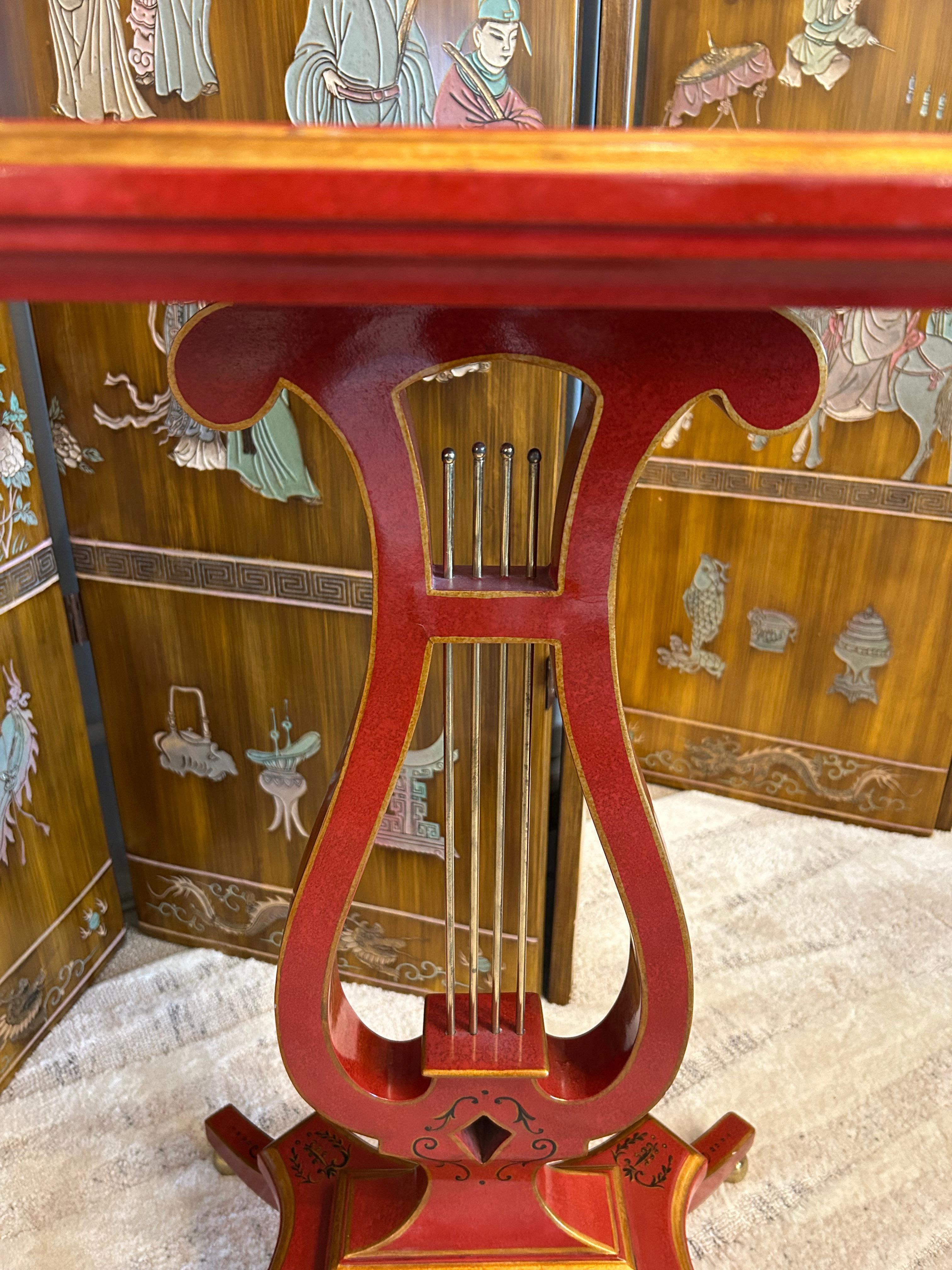Philippin Table d'appoint à motif de lyre rouge peinte à la main Maitland Smith en vente