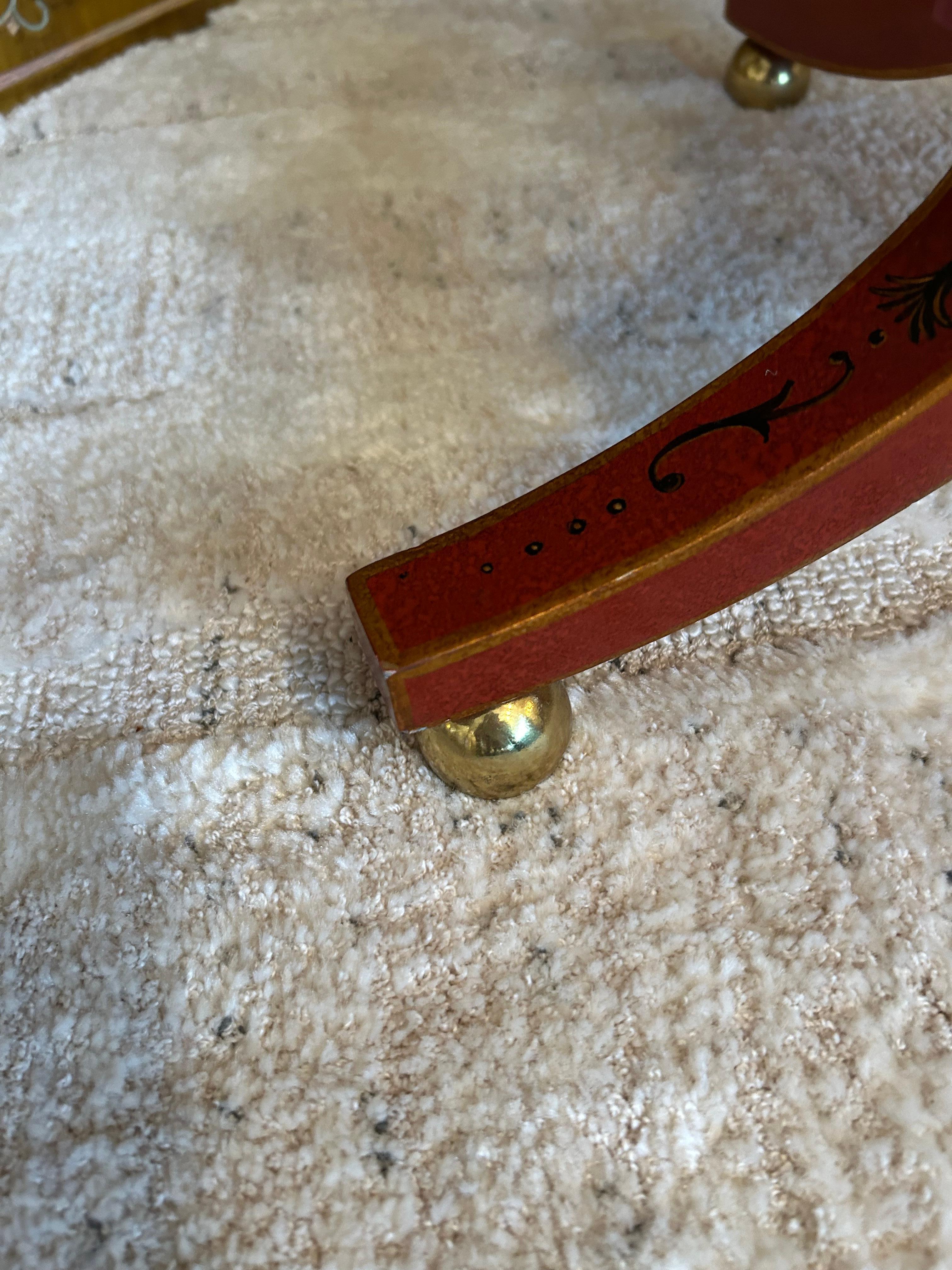 Table d'appoint à motif de lyre rouge peinte à la main Maitland Smith Bon état - En vente à Hopewell, NJ