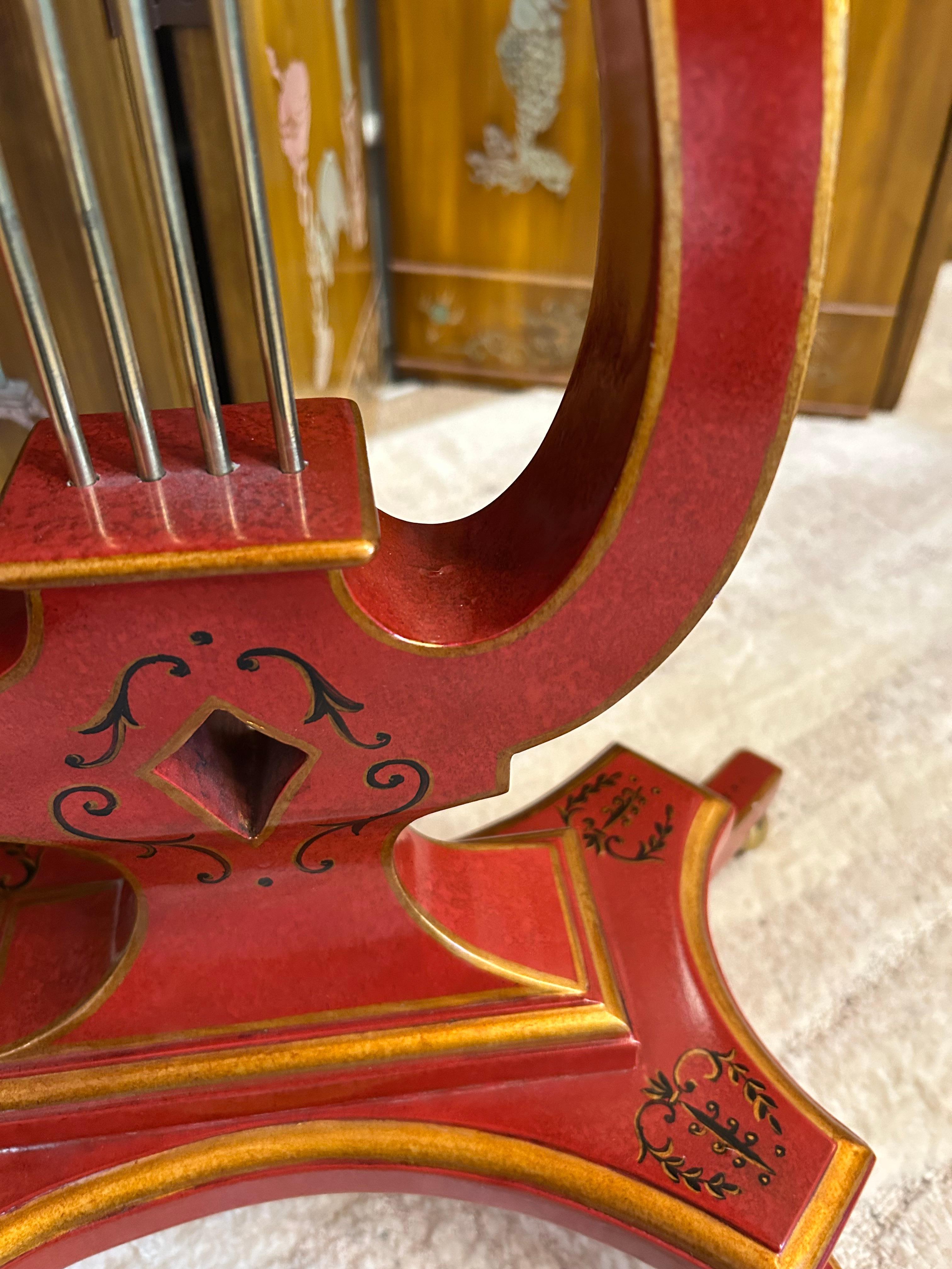 Table d'appoint à motif de lyre rouge peinte à la main Maitland Smith en vente 1
