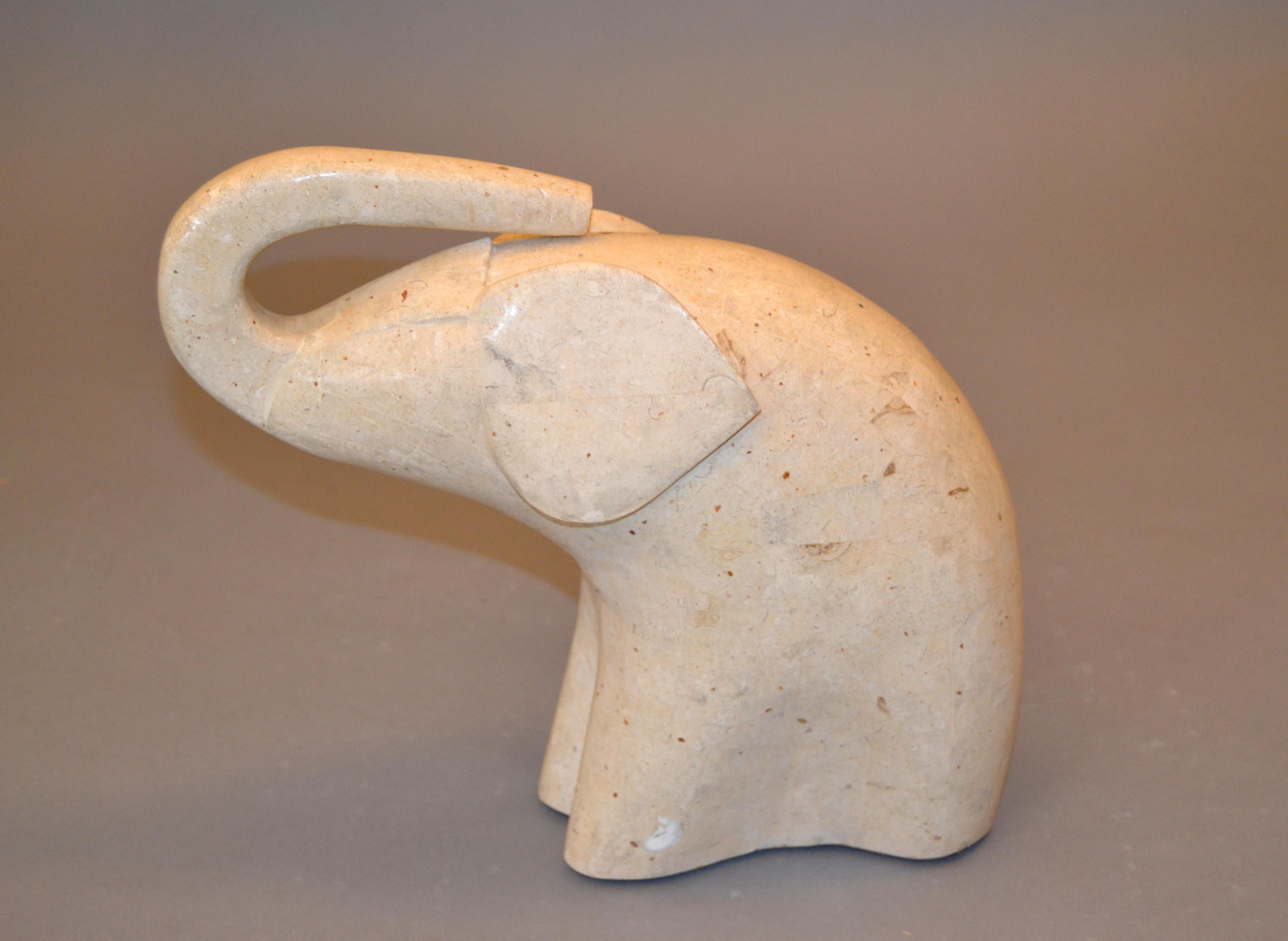 Éléphant en pierre tessellée fabriqué à la main par Maitland Smith.
Marque de fabrique en dessous.