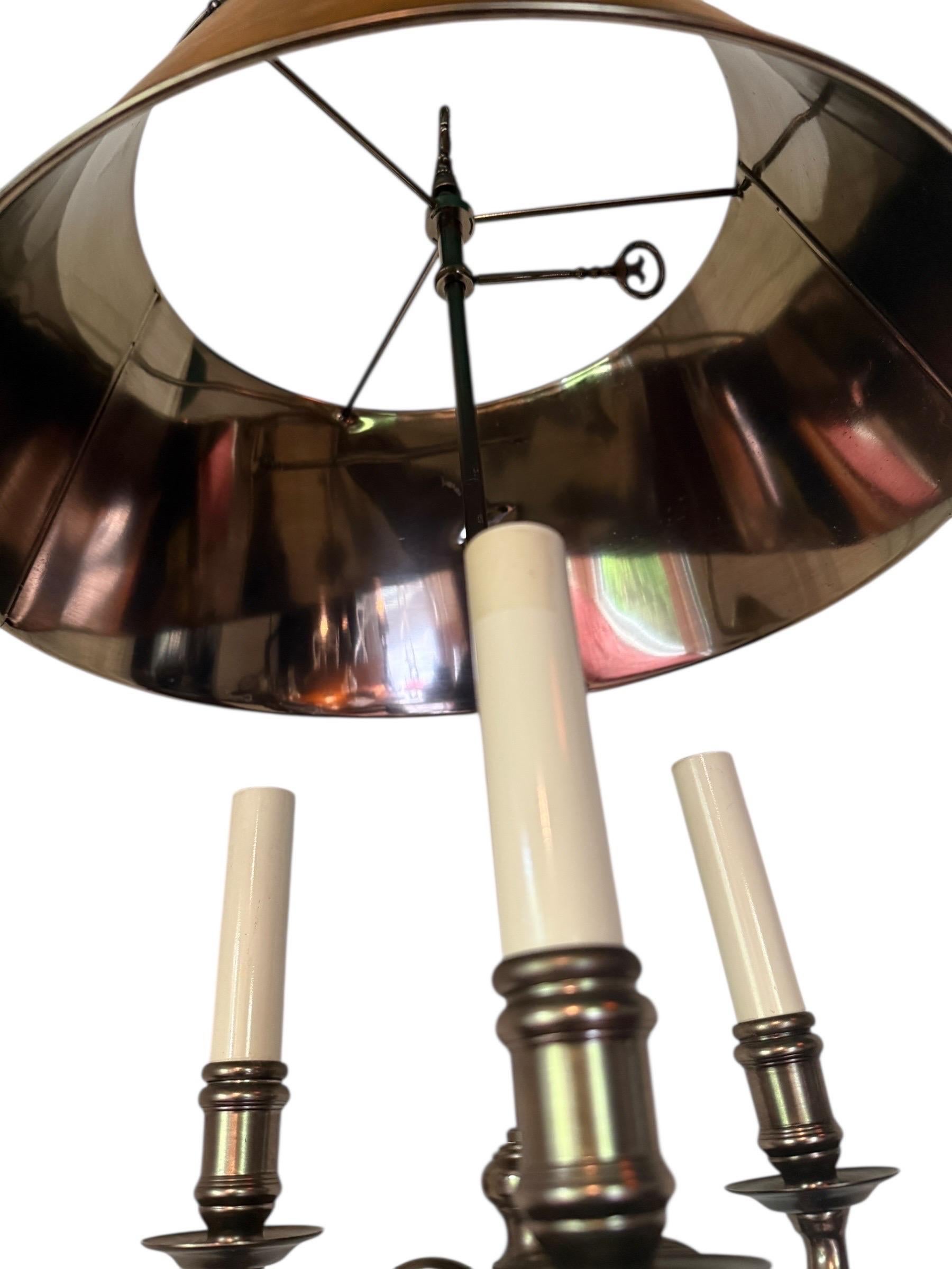 Una lámpara candelabro de un metro de altura, increíblemente elegante, con base envuelta en piel de caramelo y pantalla de latón. Una emblemática obra maestra de Maitland Smith. Magnífica iluminación para la entrada, el despacho o el salón.
