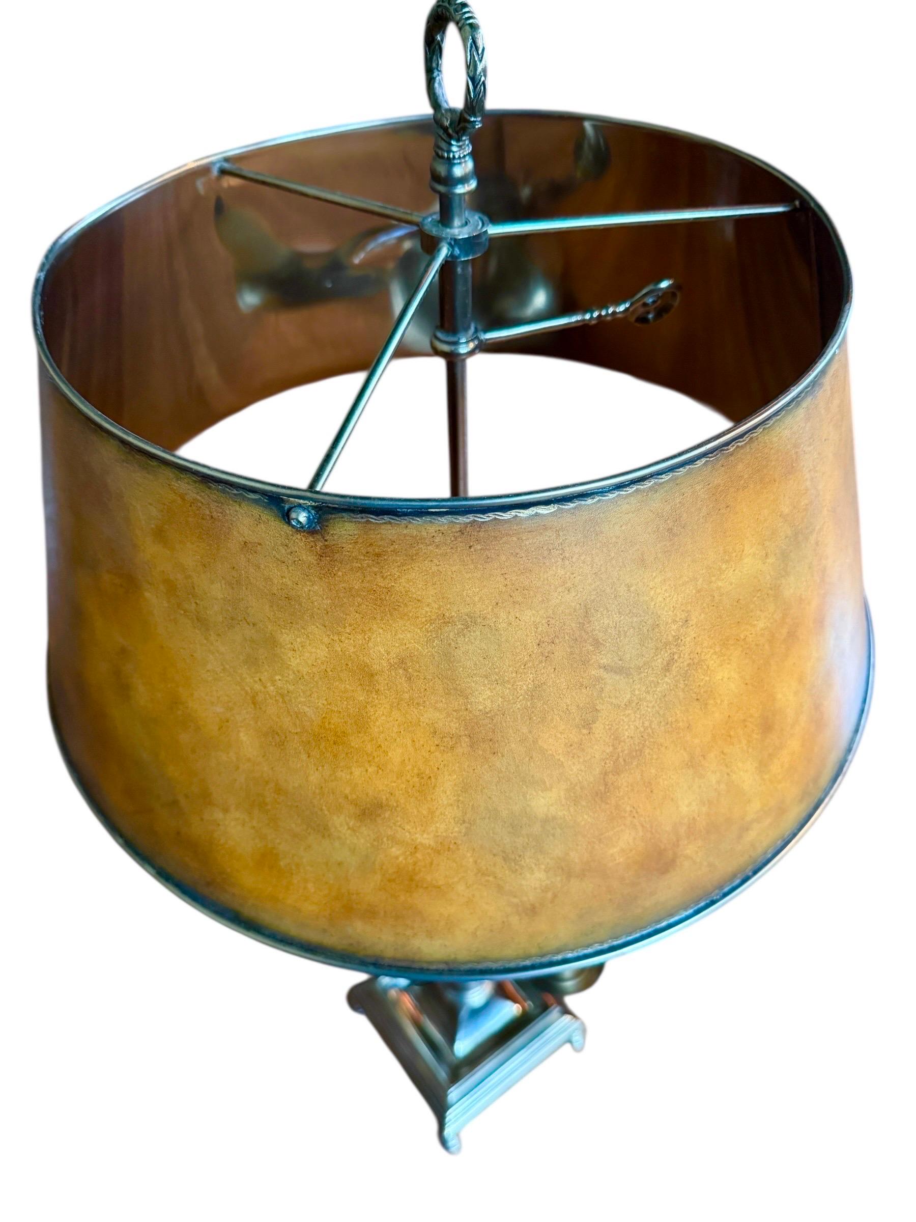 Maitland Smith Lámpara de Mesa Candelabro de 3 Brazos Estilo Bouillotte Francés Hecha a Mano en venta 1