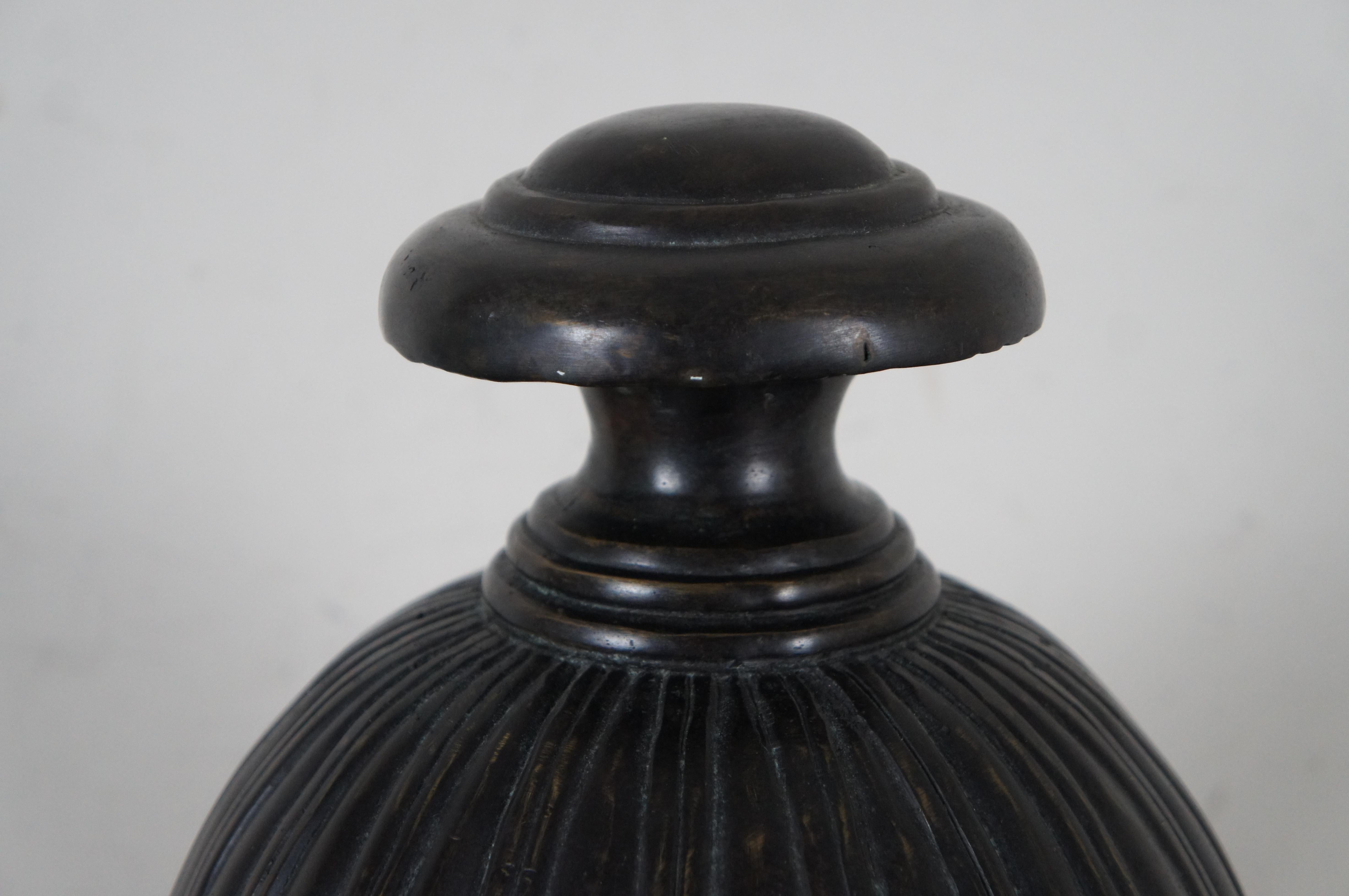 Maitland Smith, compote d'urne de cheminée à couvercle en bronze lourd de 21 pouces en vente 4