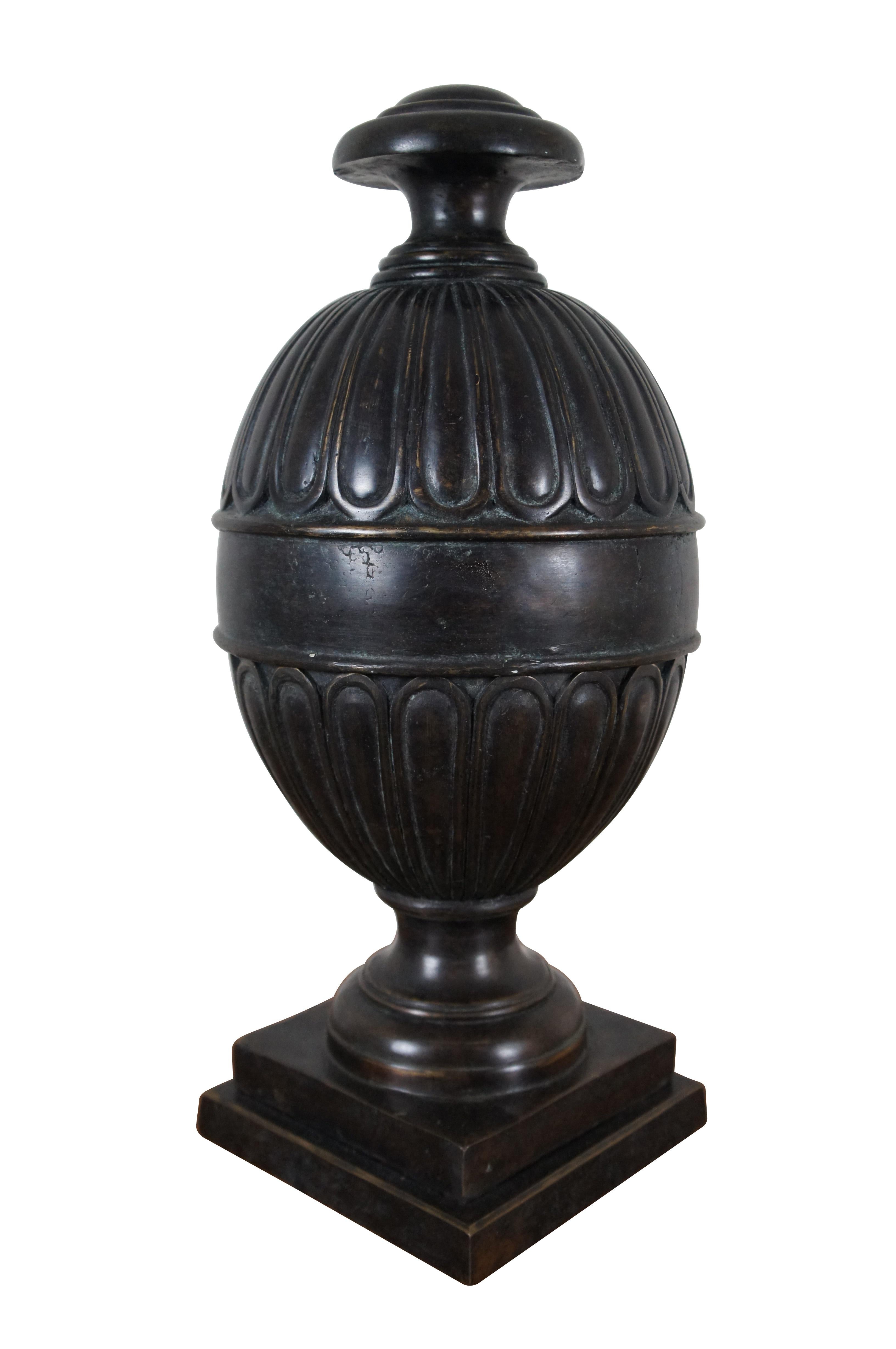 Néo-classique Maitland Smith, compote d'urne de cheminée à couvercle en bronze lourd de 21 pouces en vente