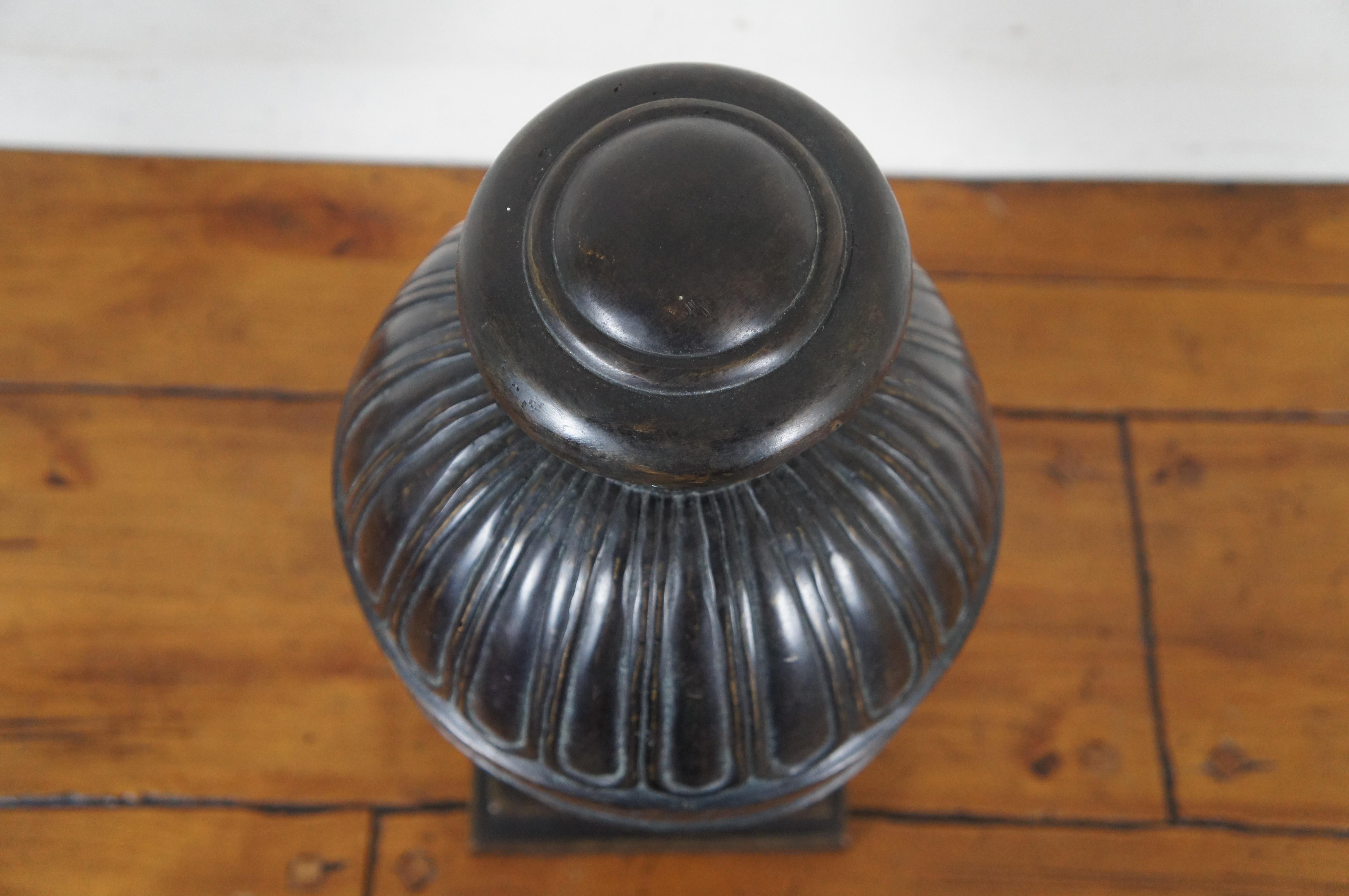 Maitland Smith, compote d'urne de cheminée à couvercle en bronze lourd de 21 pouces Bon état - En vente à Dayton, OH