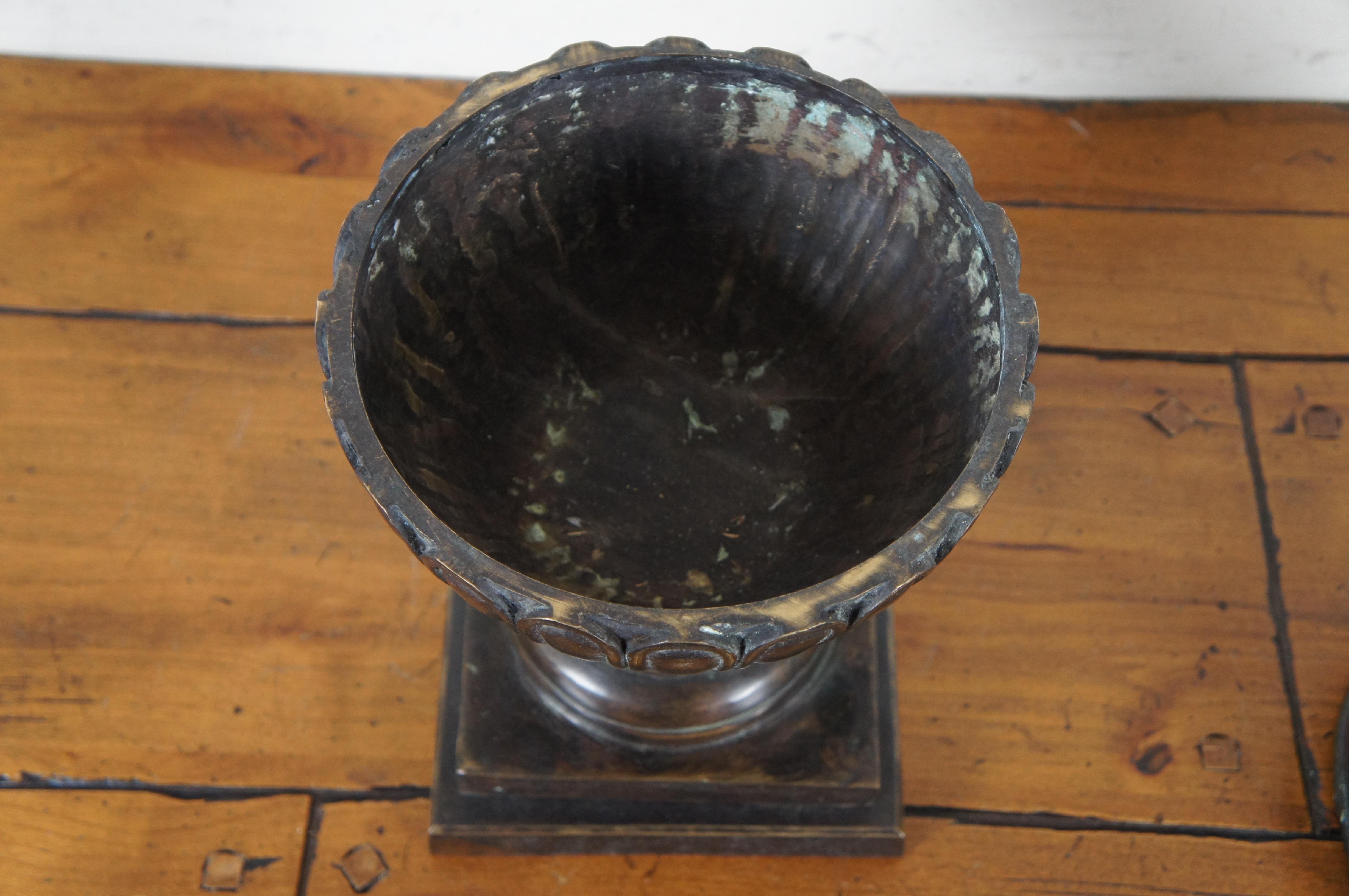 20ième siècle Maitland Smith, compote d'urne de cheminée à couvercle en bronze lourd de 21 pouces en vente