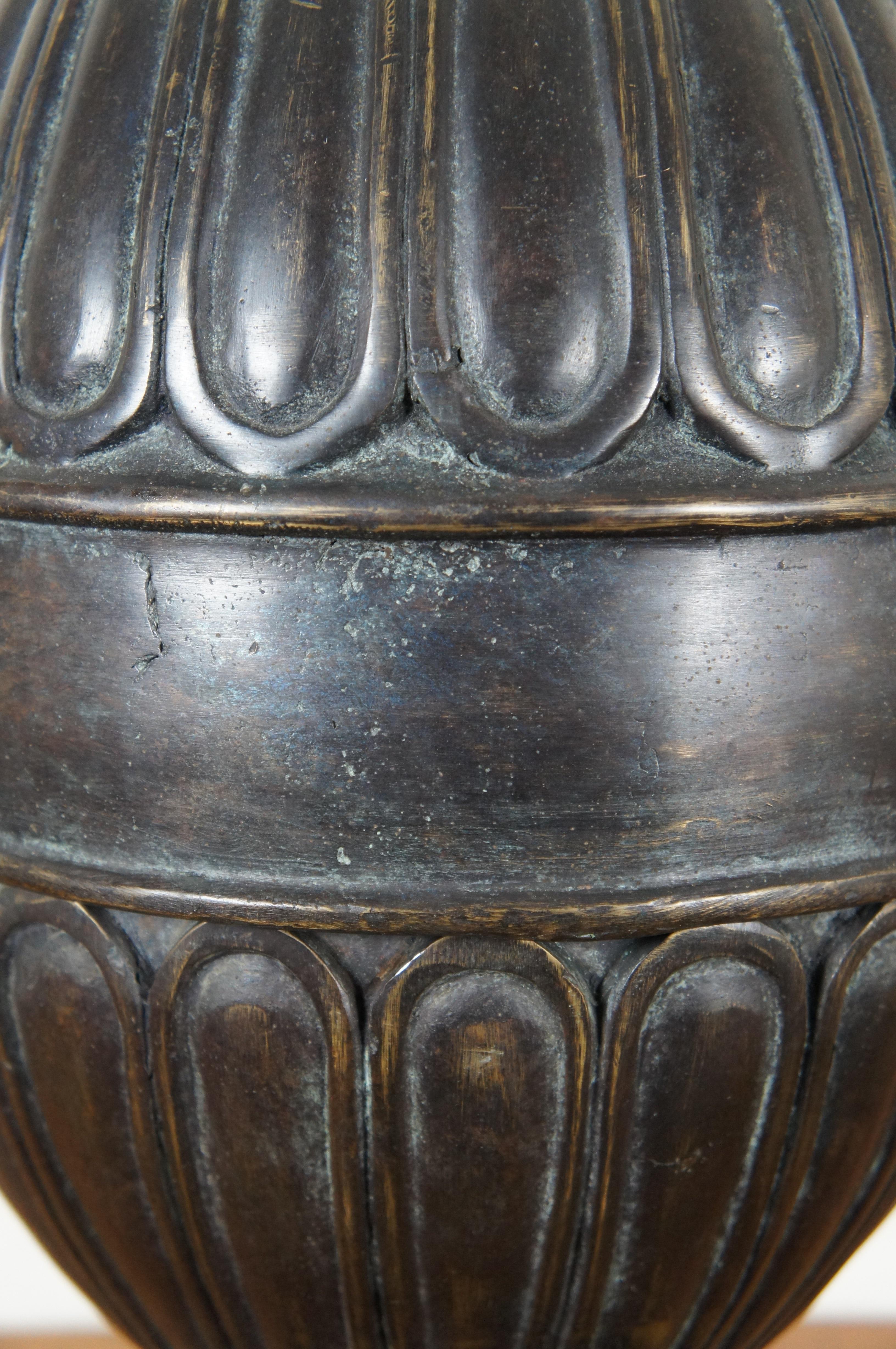 Maitland Smith, compote d'urne de cheminée à couvercle en bronze lourd de 21 pouces en vente 3