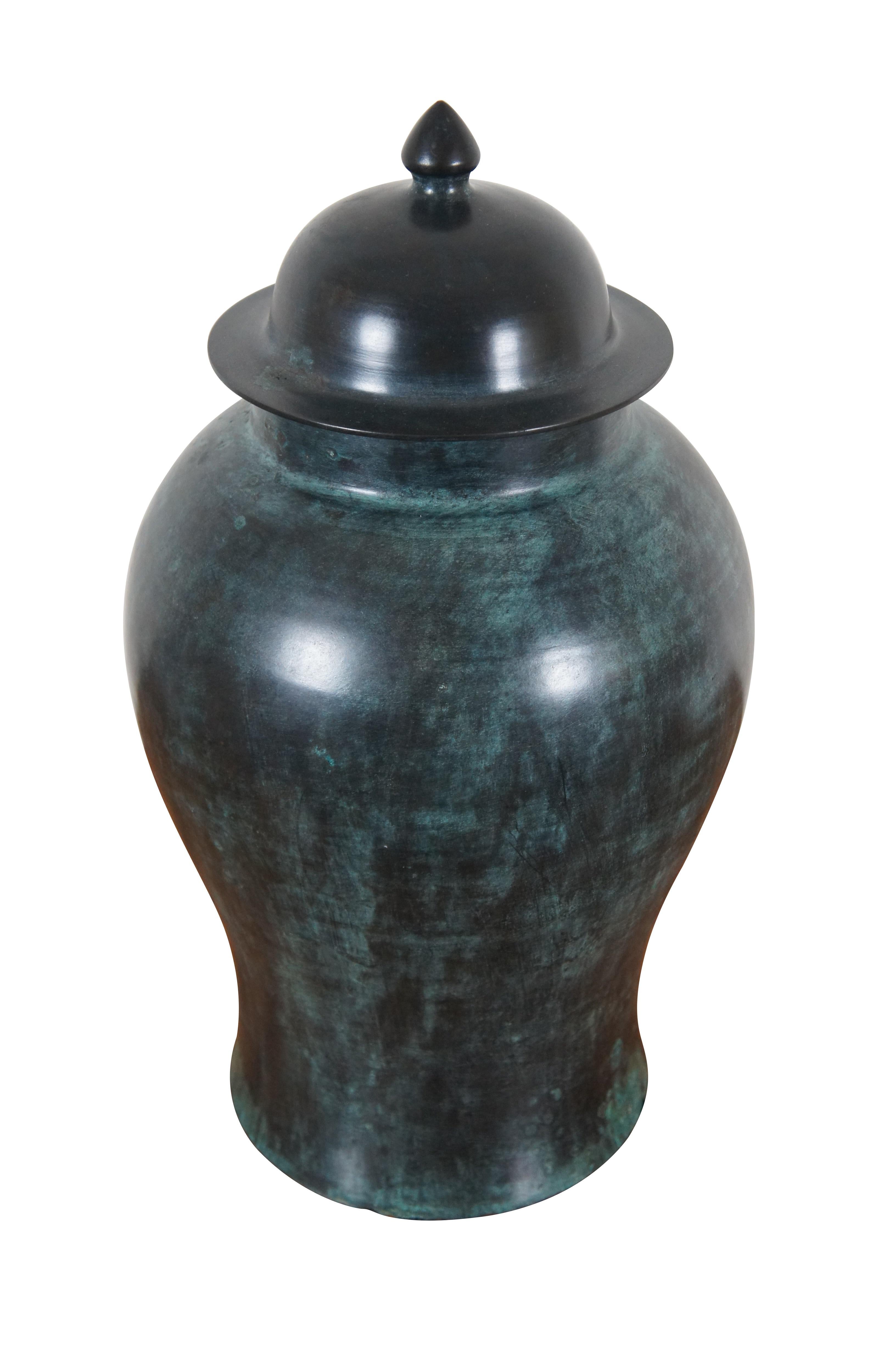 Vintage schwer Bronze Deckel Ingwer Glas / Urne / Vase, hergestellt von Maitland Smith.  Entworfen und handgefertigt in Thailand. 458 XP.

Abmessungen:
11