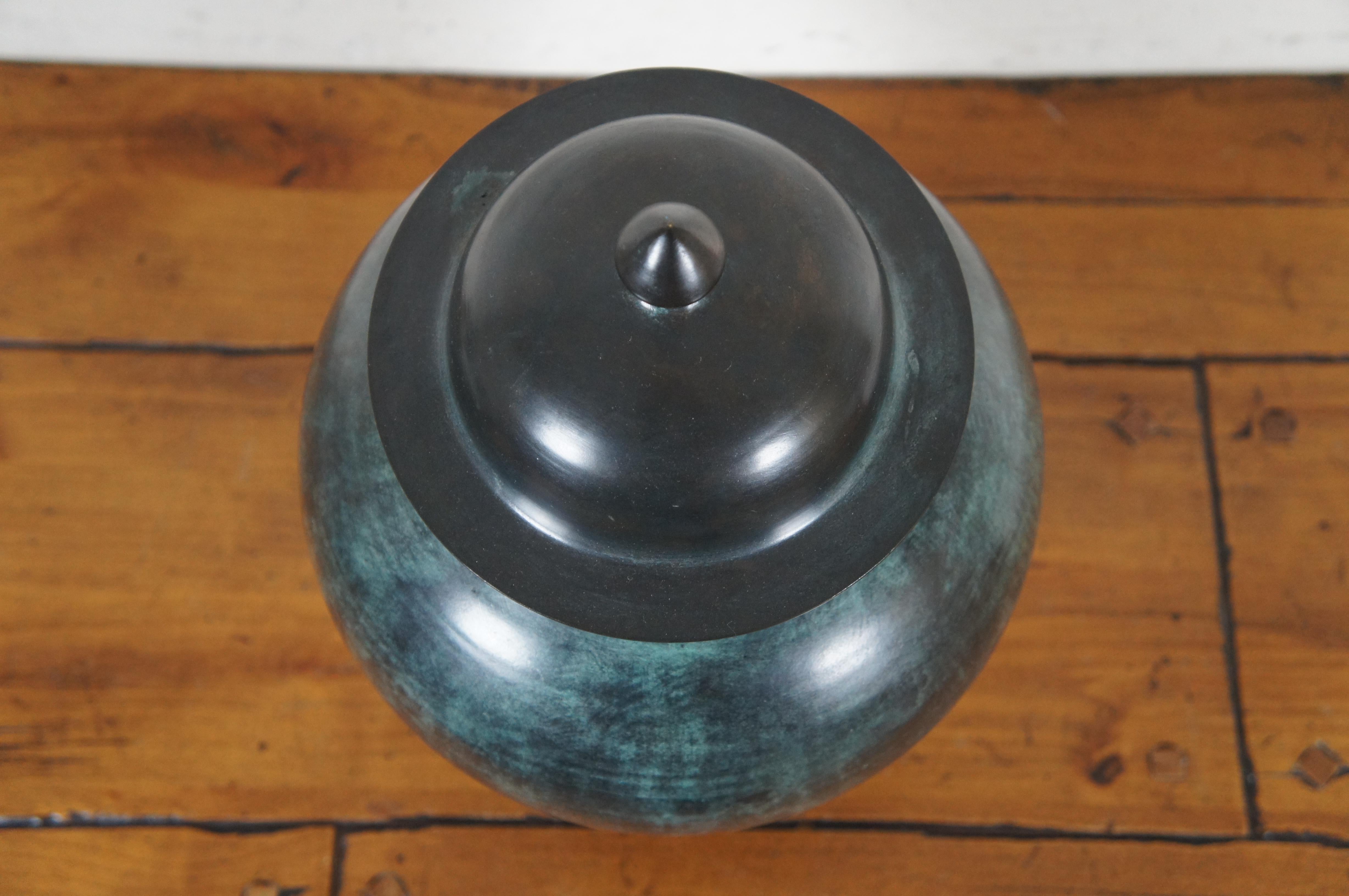 Vase urne de cheminée Maitland Smith à couvercle en bronze lourd 19 pouces Bon état - En vente à Dayton, OH
