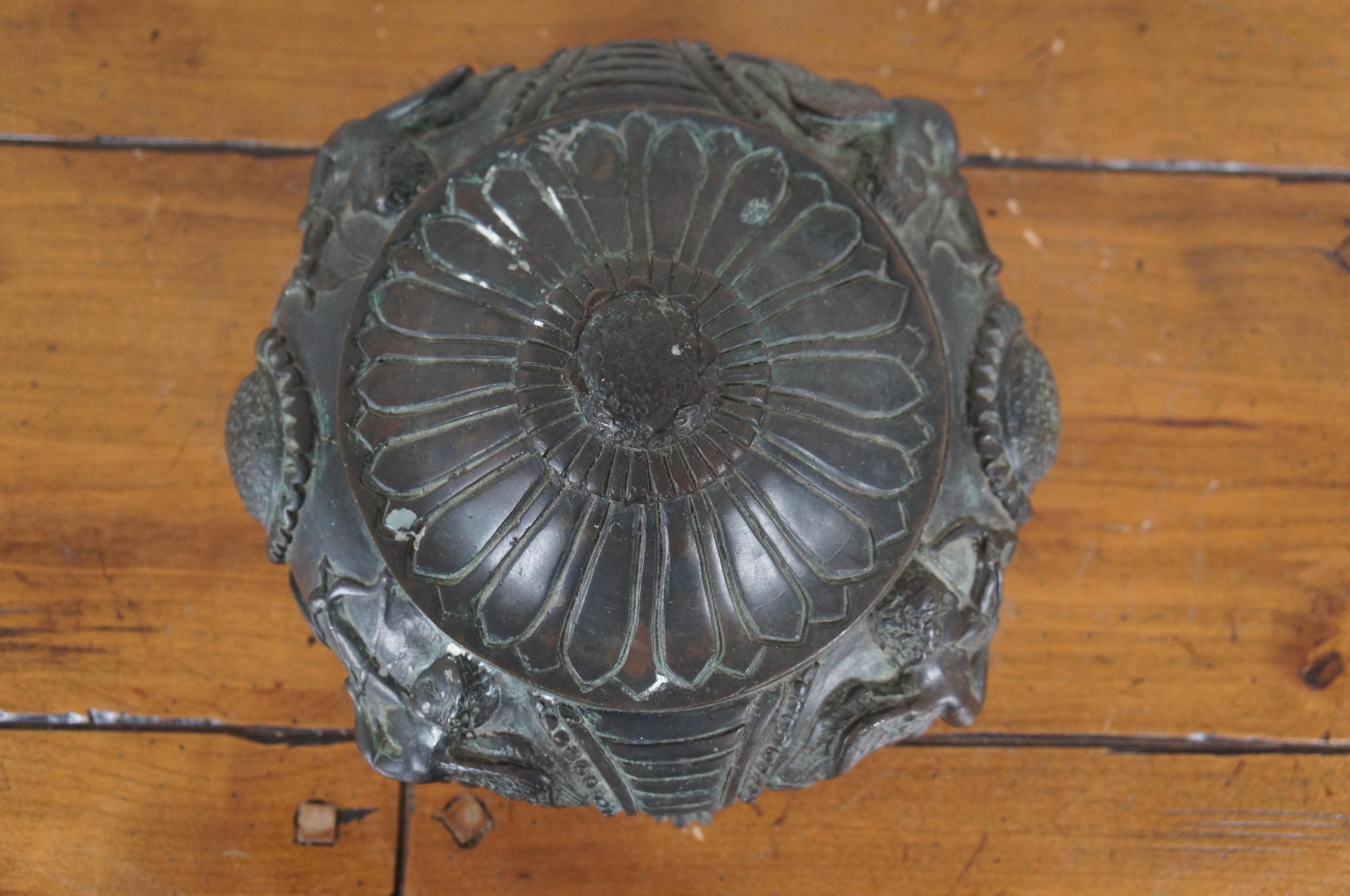 Boîte à compote néoclassique Maitland Smith en bronze lourd représentant un chérubin et une tournesol de 12 pouces en vente 5