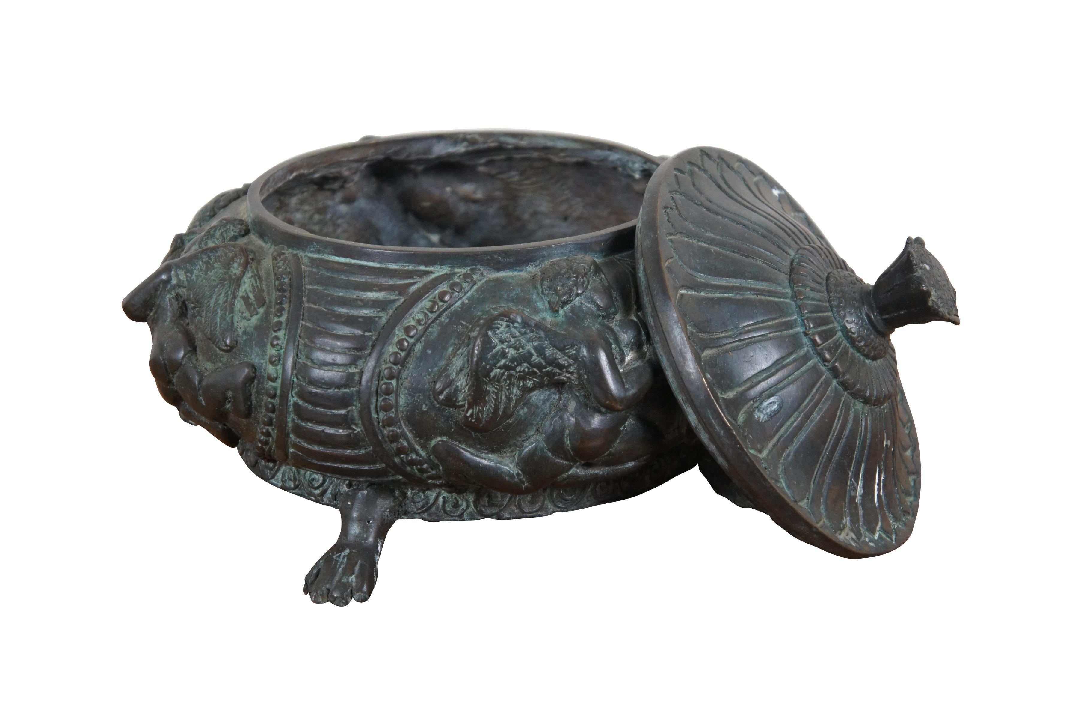 Néoclassique Boîte à compote néoclassique Maitland Smith en bronze lourd représentant un chérubin et une tournesol de 12 pouces en vente