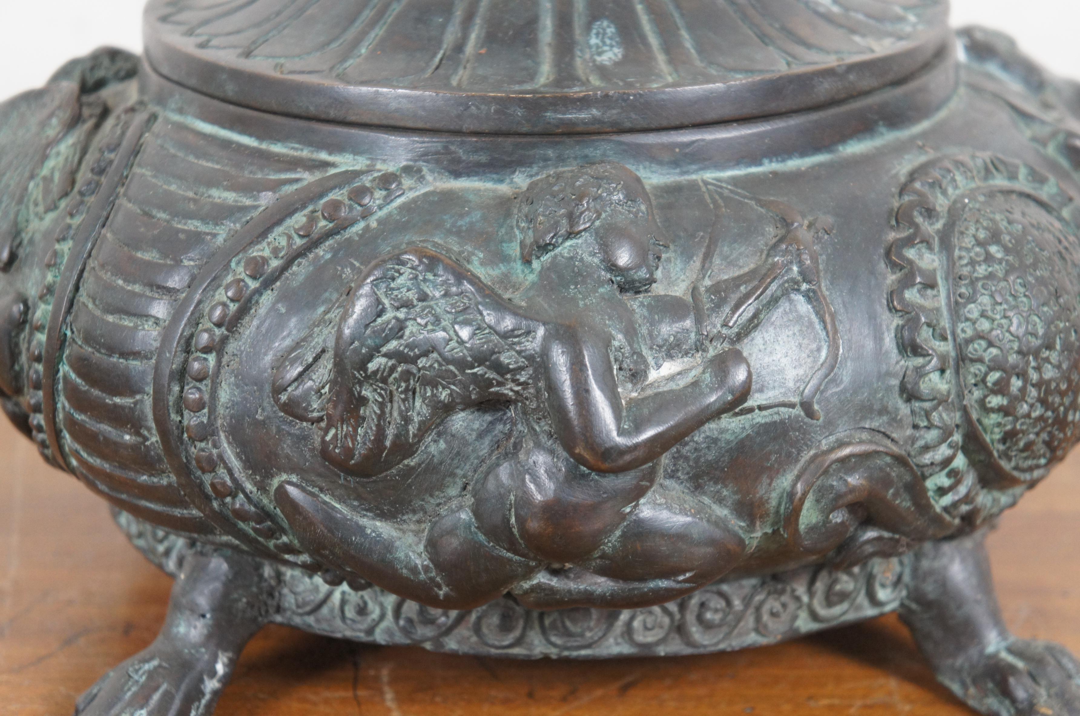 Boîte à compote néoclassique Maitland Smith en bronze lourd représentant un chérubin et une tournesol de 12 pouces Bon état - En vente à Dayton, OH