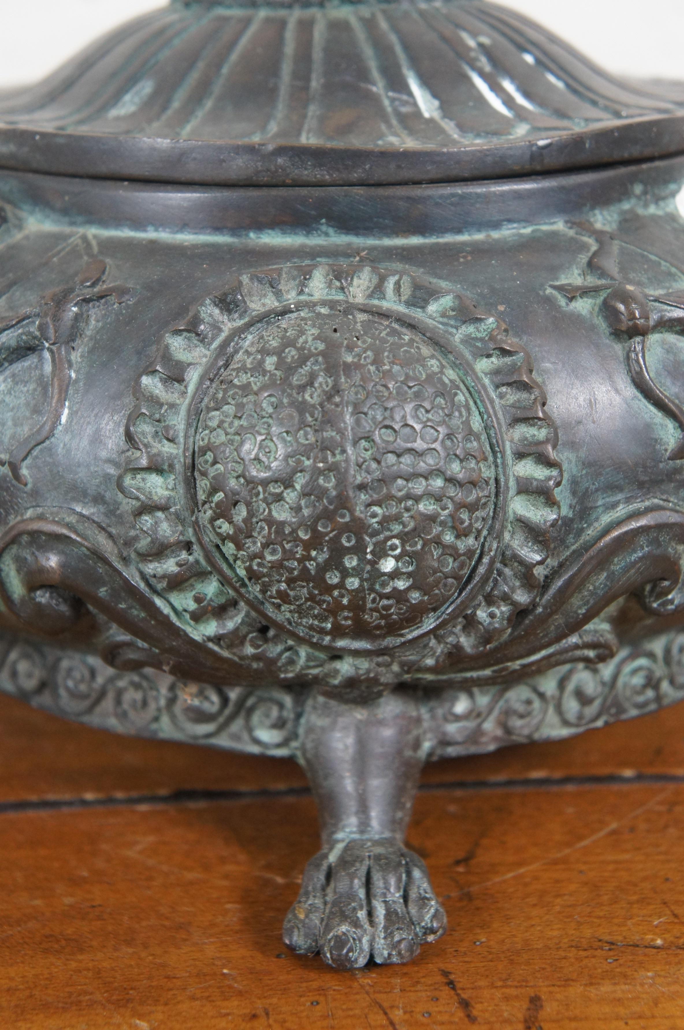 20ième siècle Boîte à compote néoclassique Maitland Smith en bronze lourd représentant un chérubin et une tournesol de 12 pouces en vente