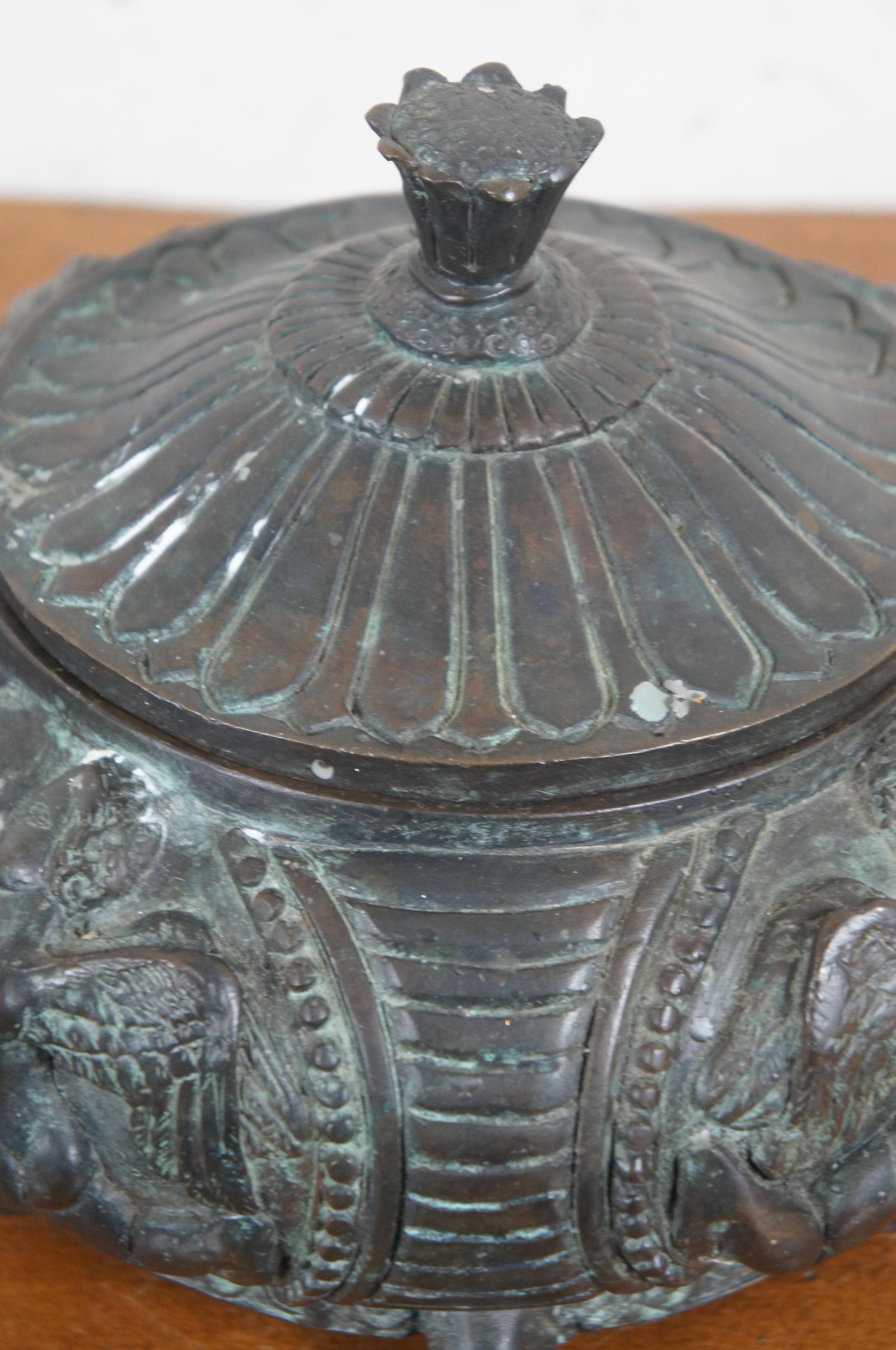 Bronze Boîte à compote néoclassique Maitland Smith en bronze lourd représentant un chérubin et une tournesol de 12 pouces en vente
