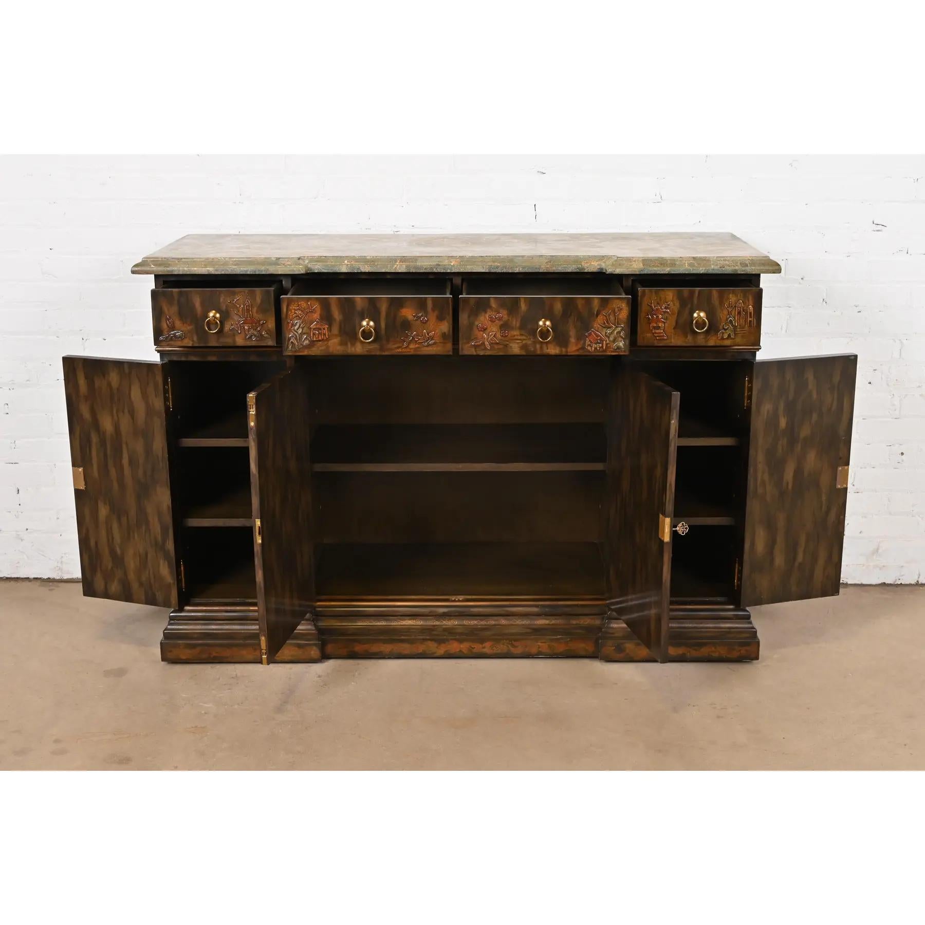 Maitland Smith Hollywood Regency Chinoiserie-Sideboard oder Barschrank mit Marmorplatte (Messing) im Angebot