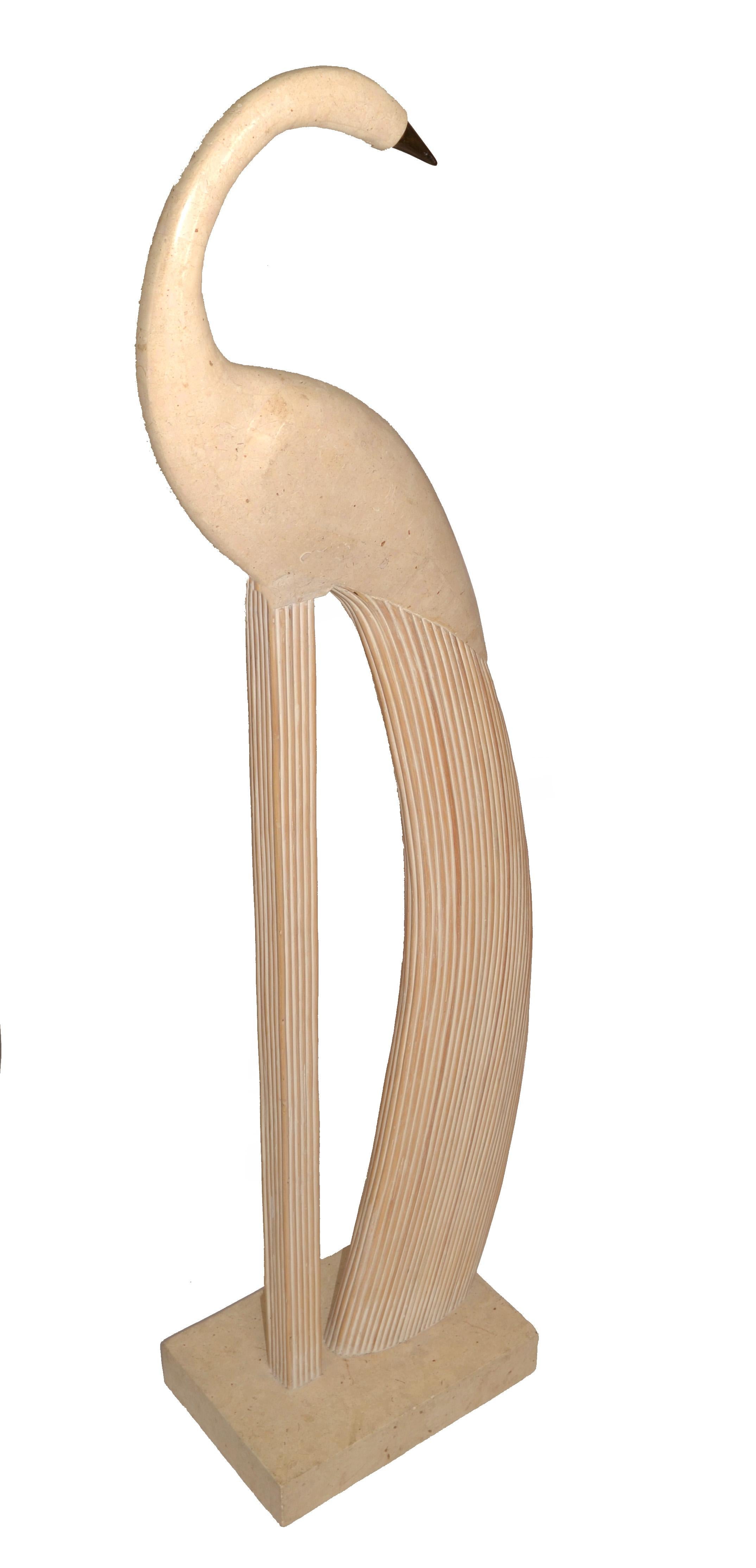 Grande scultura di gru in stile Hollywood Regency di Maitland Smith. L'alto uccello gru è realizzato in pietra tessellata, canne di rattan e ottone dorato lucido. 
Etichettato sotto.
Ottimo come scultura da pavimento per un'opera d'arte moderna.
In