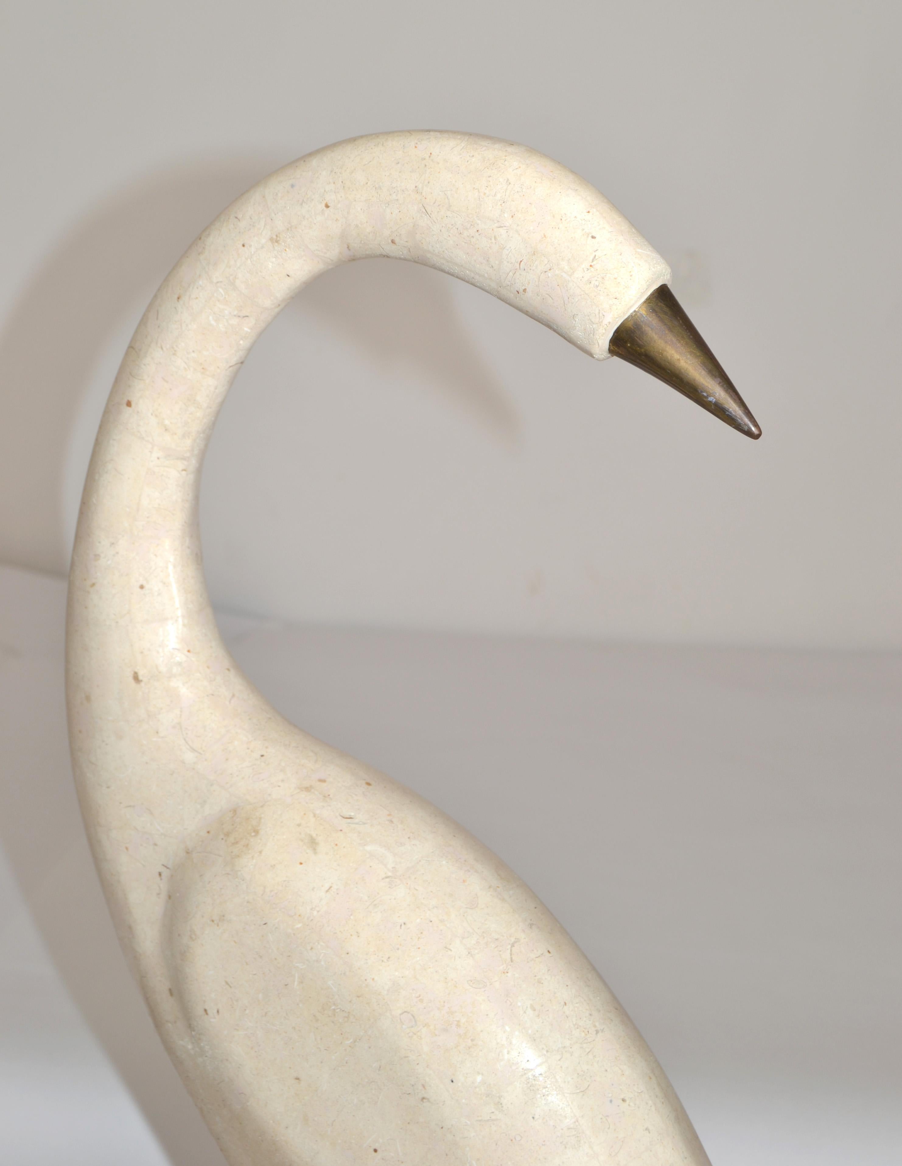 Scultura di uccello in rattan di Maitland Smith Hollywood Regency in pietra tessellata e ottone In condizioni buone in vendita a Miami, FL