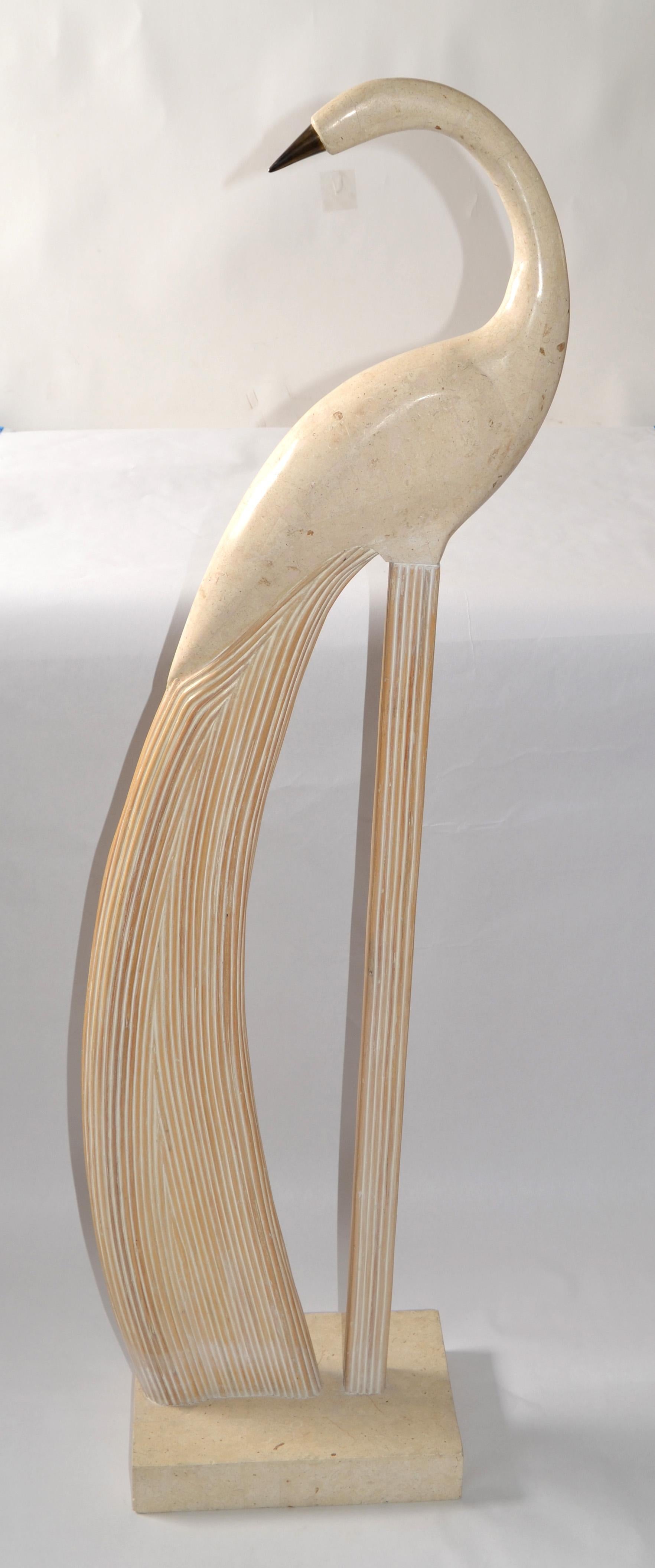 Ottone Scultura di uccello in rattan di Maitland Smith Hollywood Regency in pietra tessellata e ottone in vendita