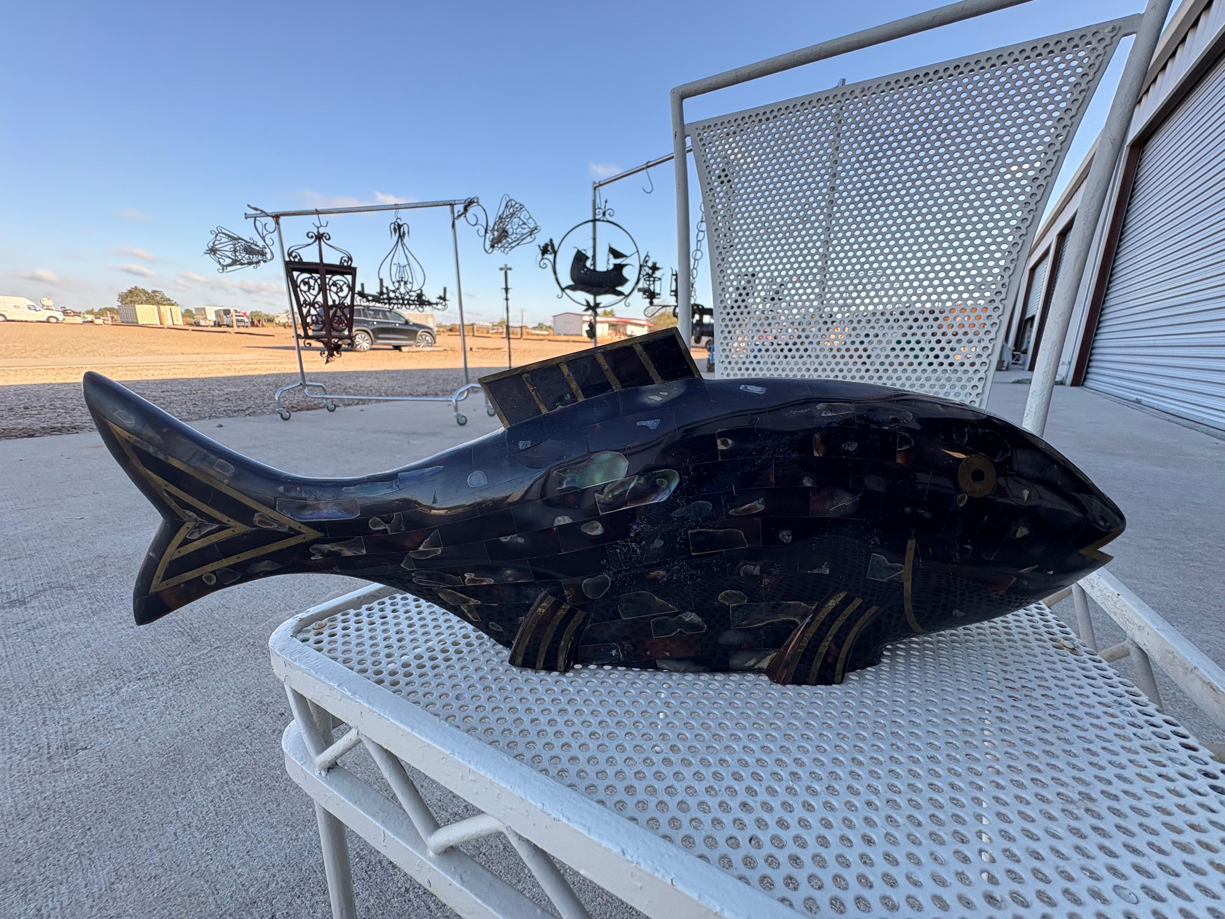 Sculpture de poisson en corne et ormeau tessellés de Maitland Smith.
Une grande sculpture de poisson en corne tessellée, ormeau et laiton de Maitland Smith, de style Régence hollywoodienne, est proposée. Voir l'étiquette sur la photo.
Cette belle