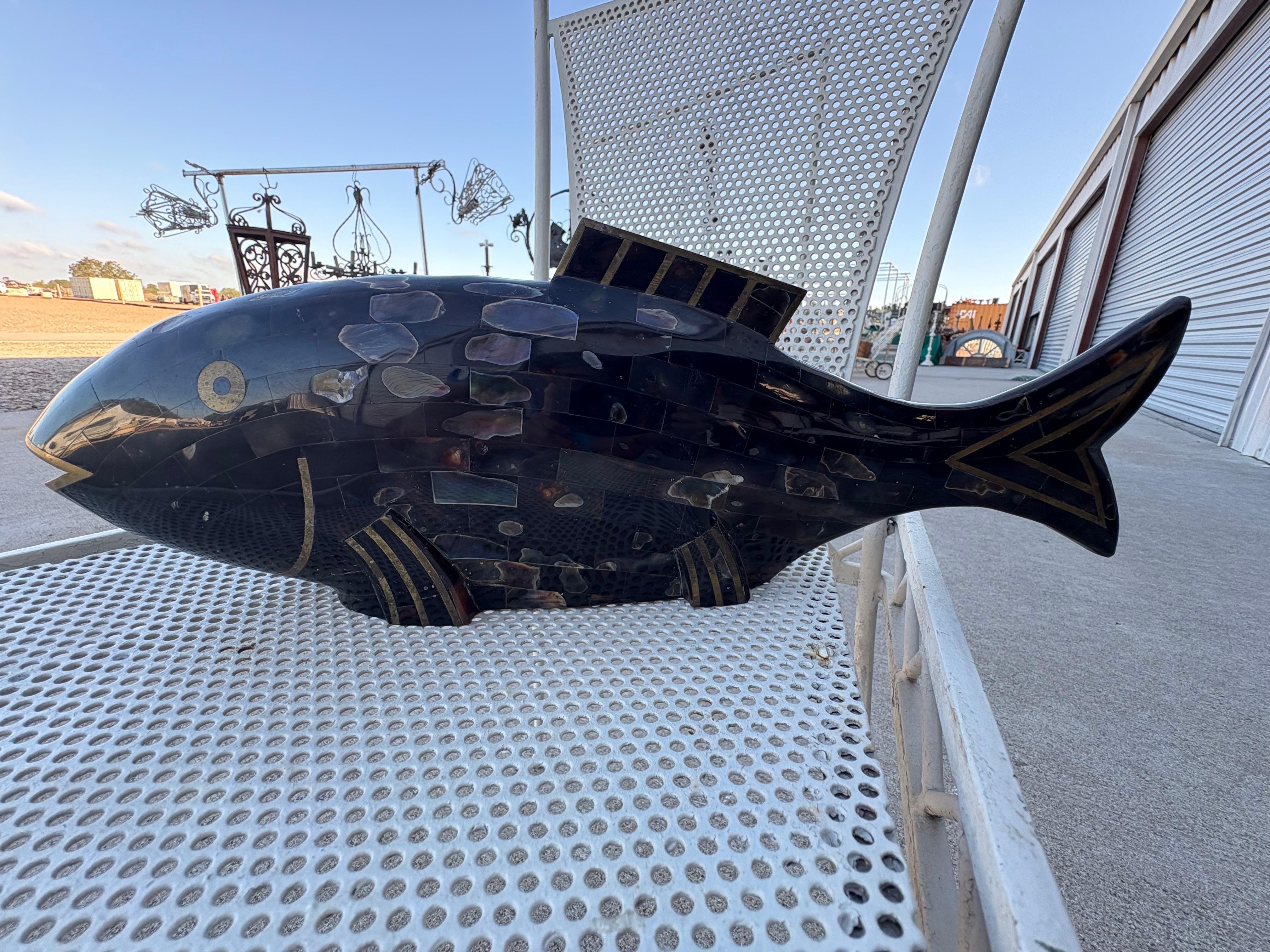 Fin du 20e siècle Poisson en corne et ormeau de Maitland Smith en vente