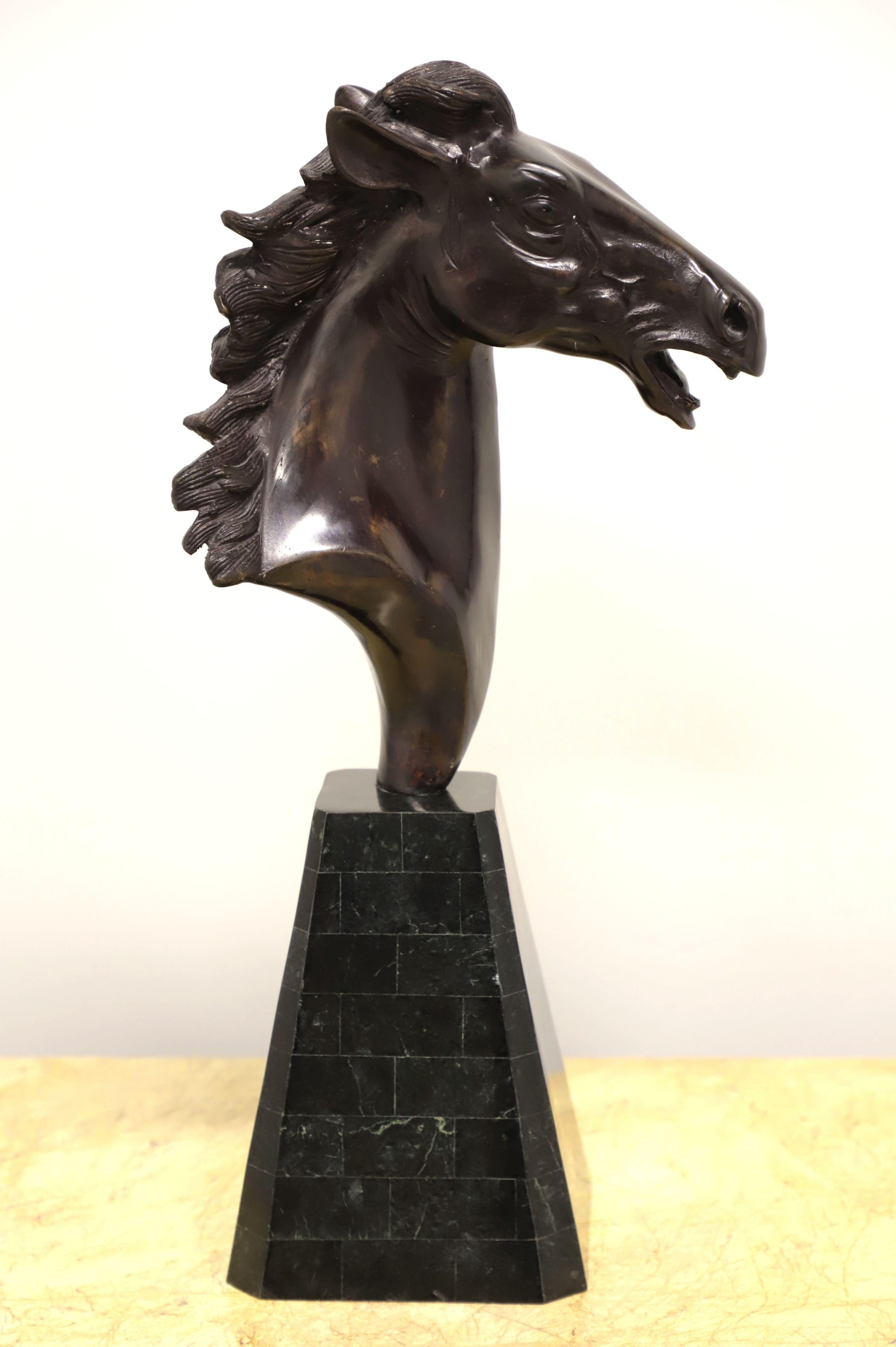 20ième siècle Sculpture de tête de cheval MAITLAND SMITH sur socle en marbre tessellé en vente