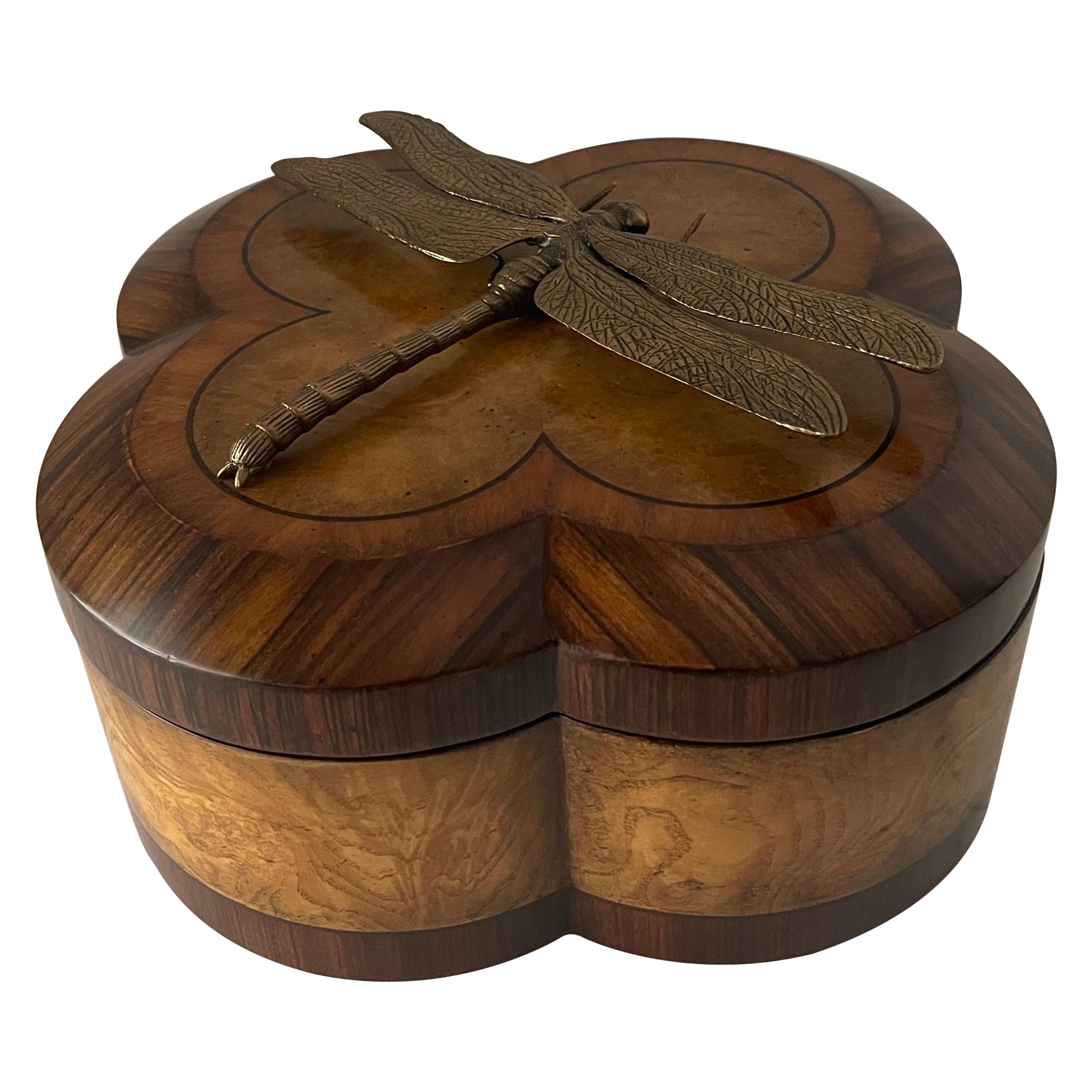 Caja de madera de trébol con incrustaciones de Maitland Smith con una libélula de latón en la parte superior. en venta
