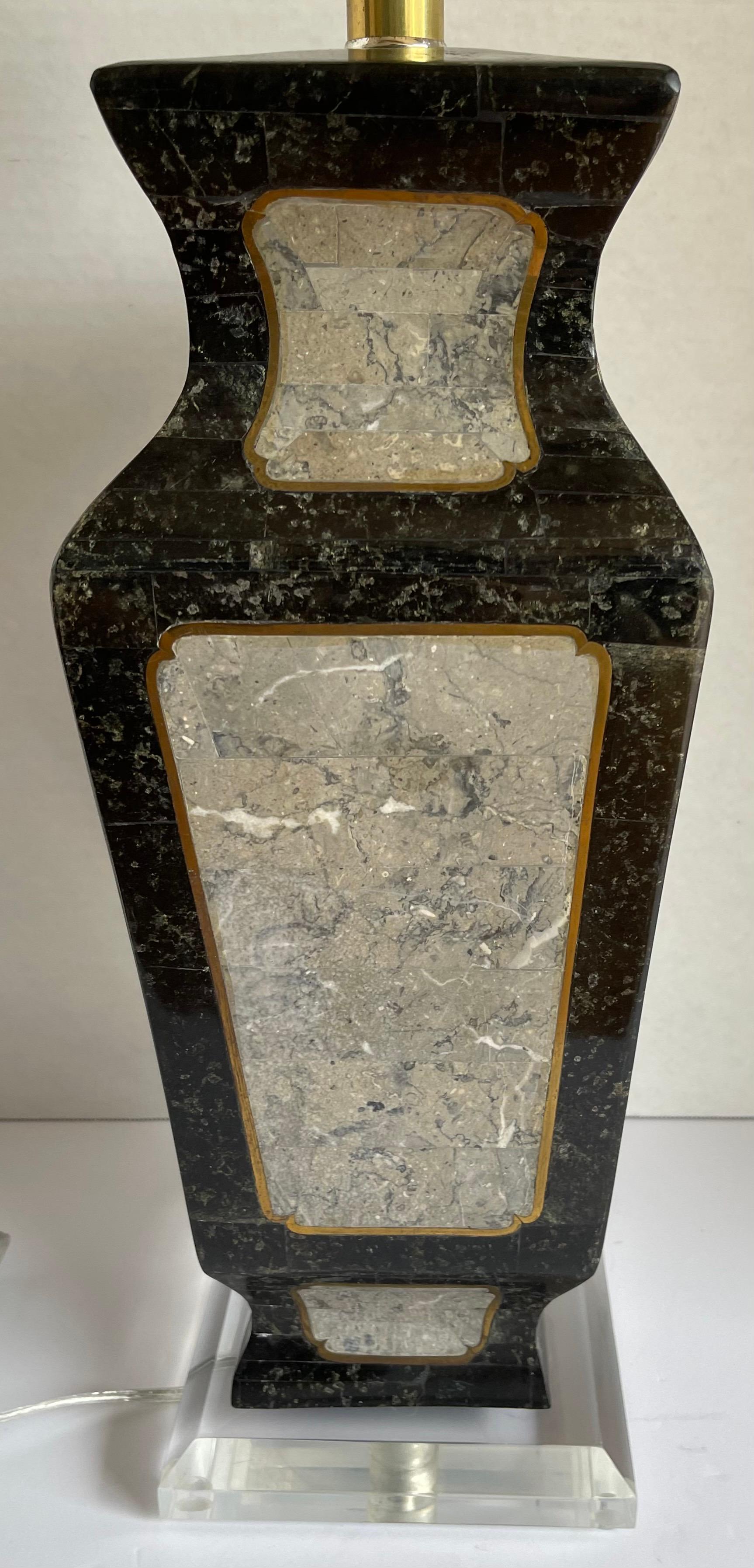 Maitland-Smith-Tischlampe mit Intarsien aus Stein und Messing (Moderne) im Angebot
