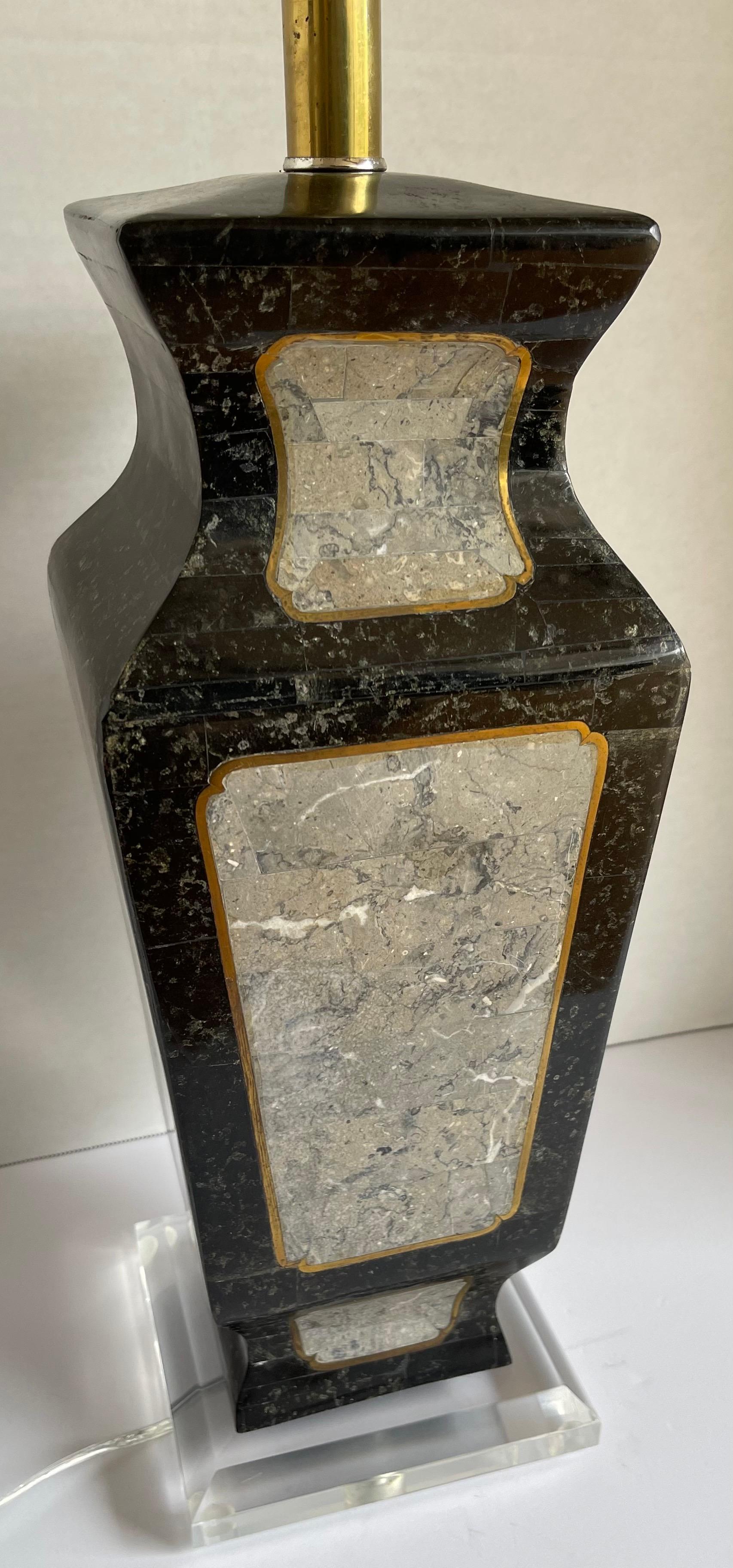 Philippin Lampe de table Maitland-Smith incrustée en pierre et laiton en vente