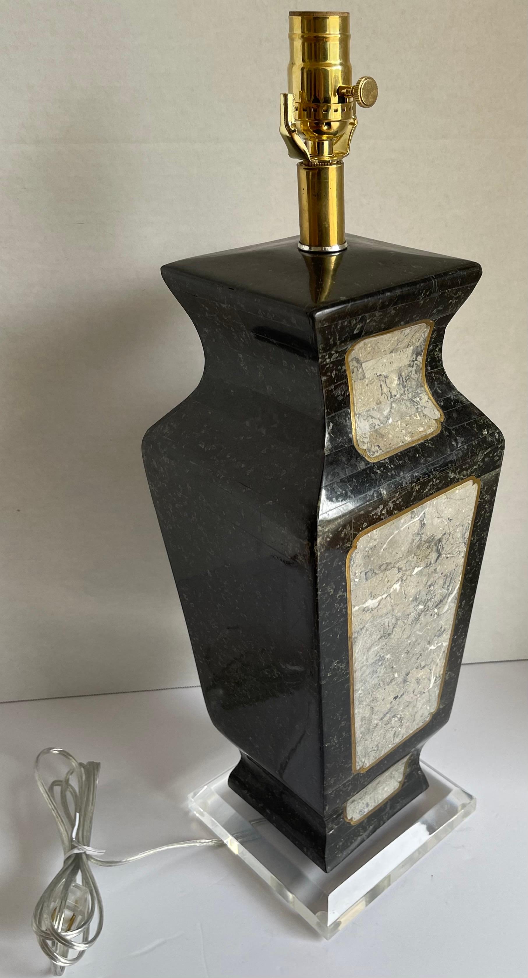 Maitland-Smith-Tischlampe mit Intarsien aus Stein und Messing (Handgefertigt) im Angebot